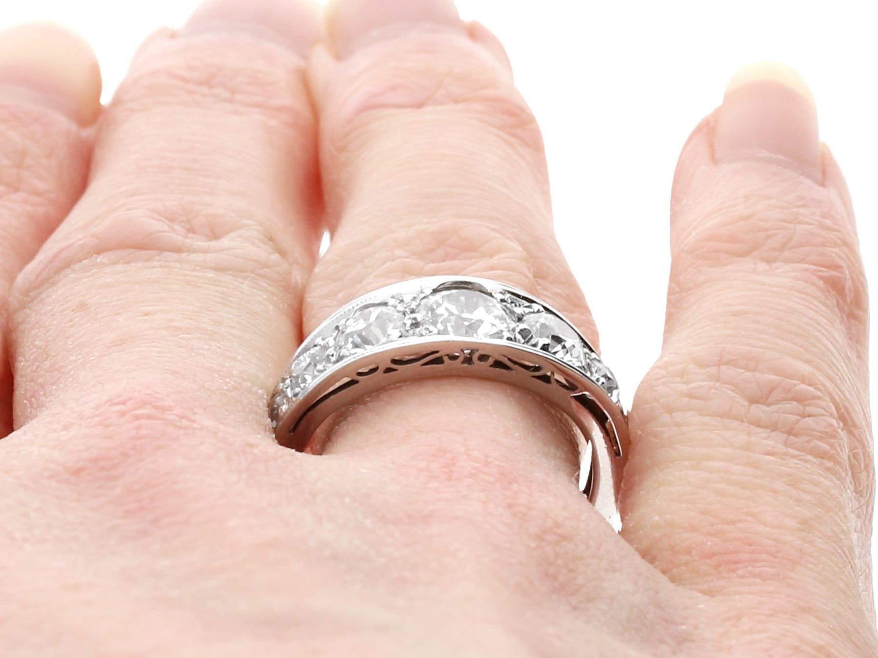 Antiker Ring aus 18 Karat Weißgold mit 2,20 Karat Diamanten und sieben Steinen 2