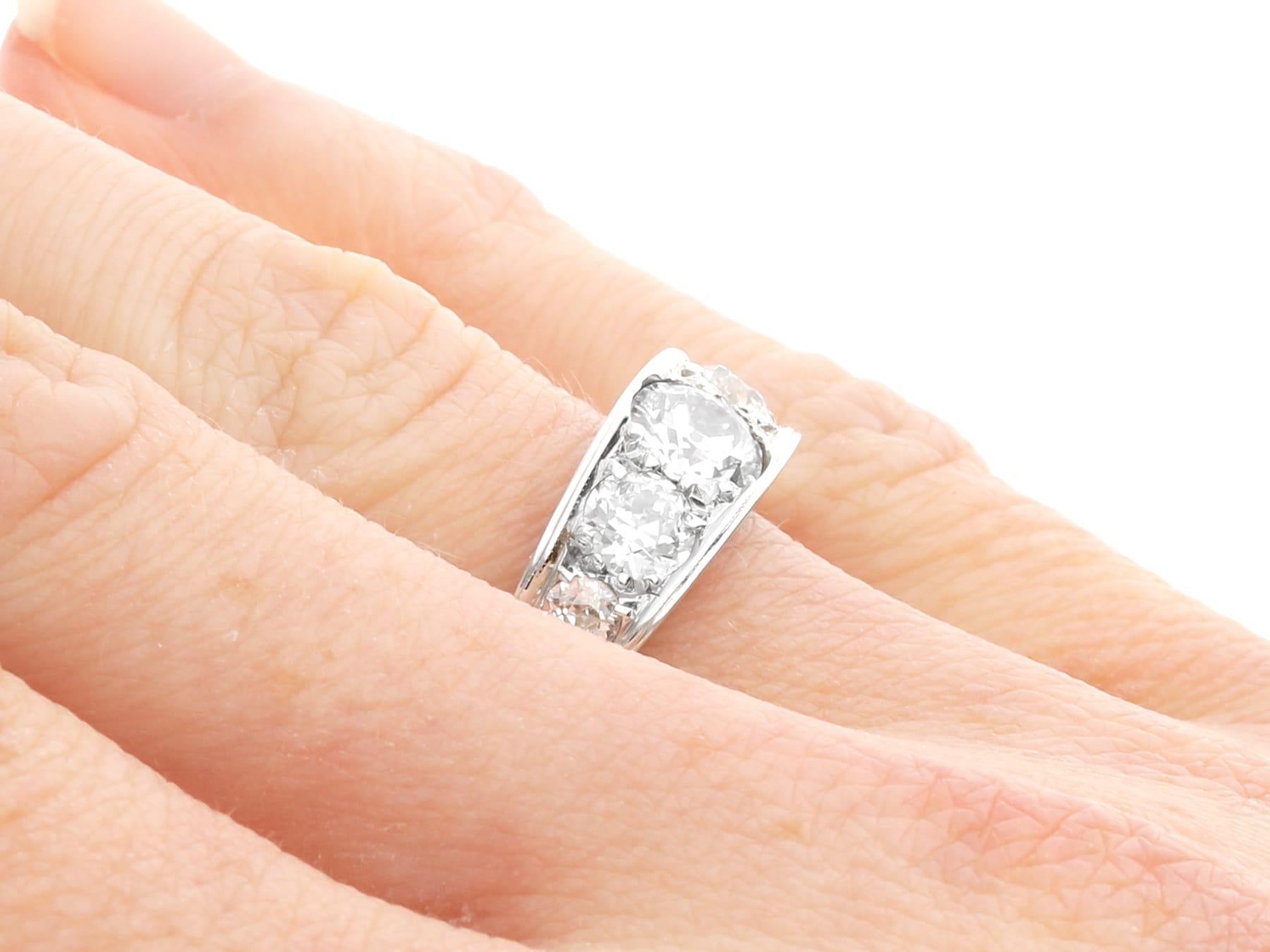 Antiker Ring aus 18 Karat Weißgold mit 2,20 Karat Diamanten und sieben Steinen 3