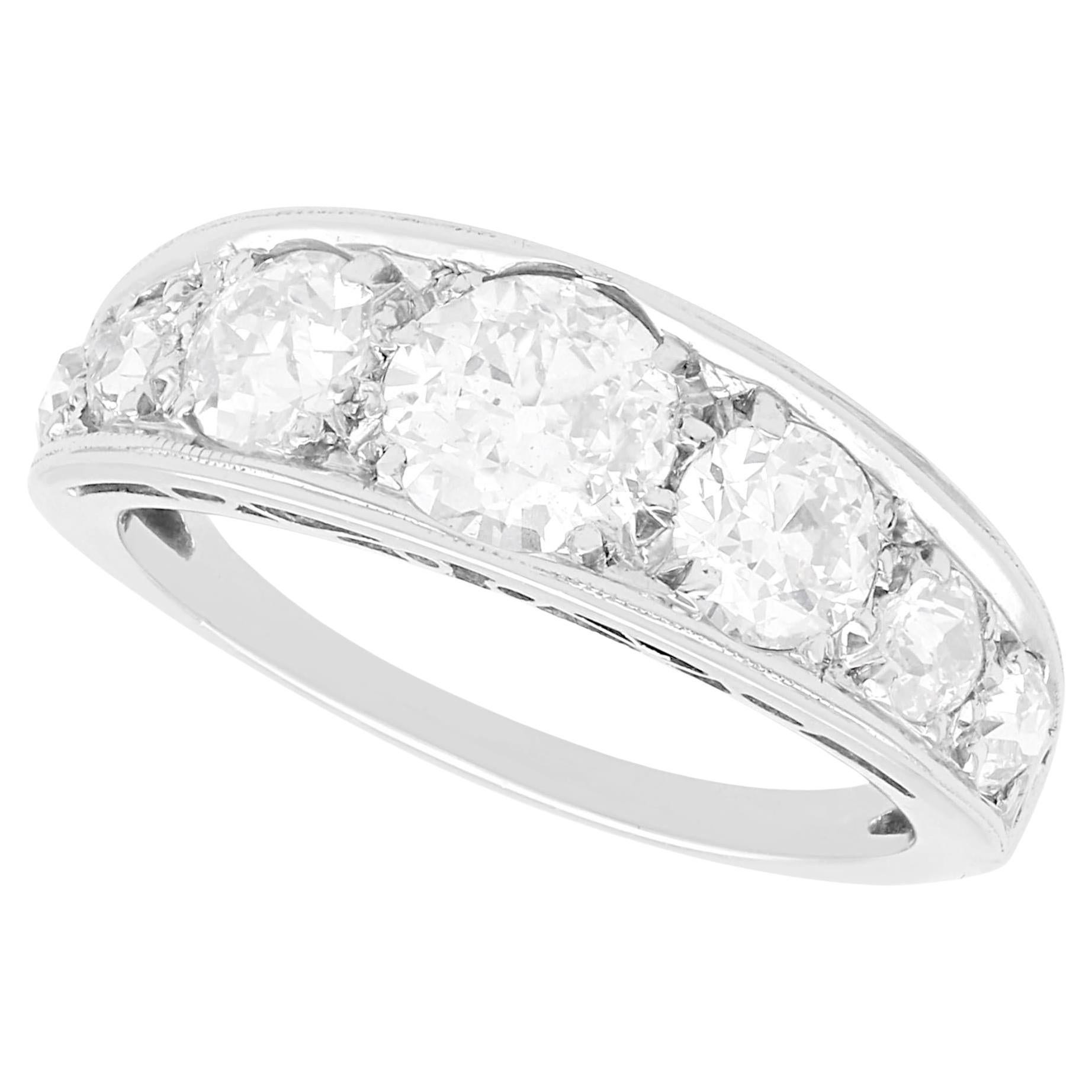 Antiker Ring aus 18 Karat Weißgold mit 2,20 Karat Diamanten und sieben Steinen