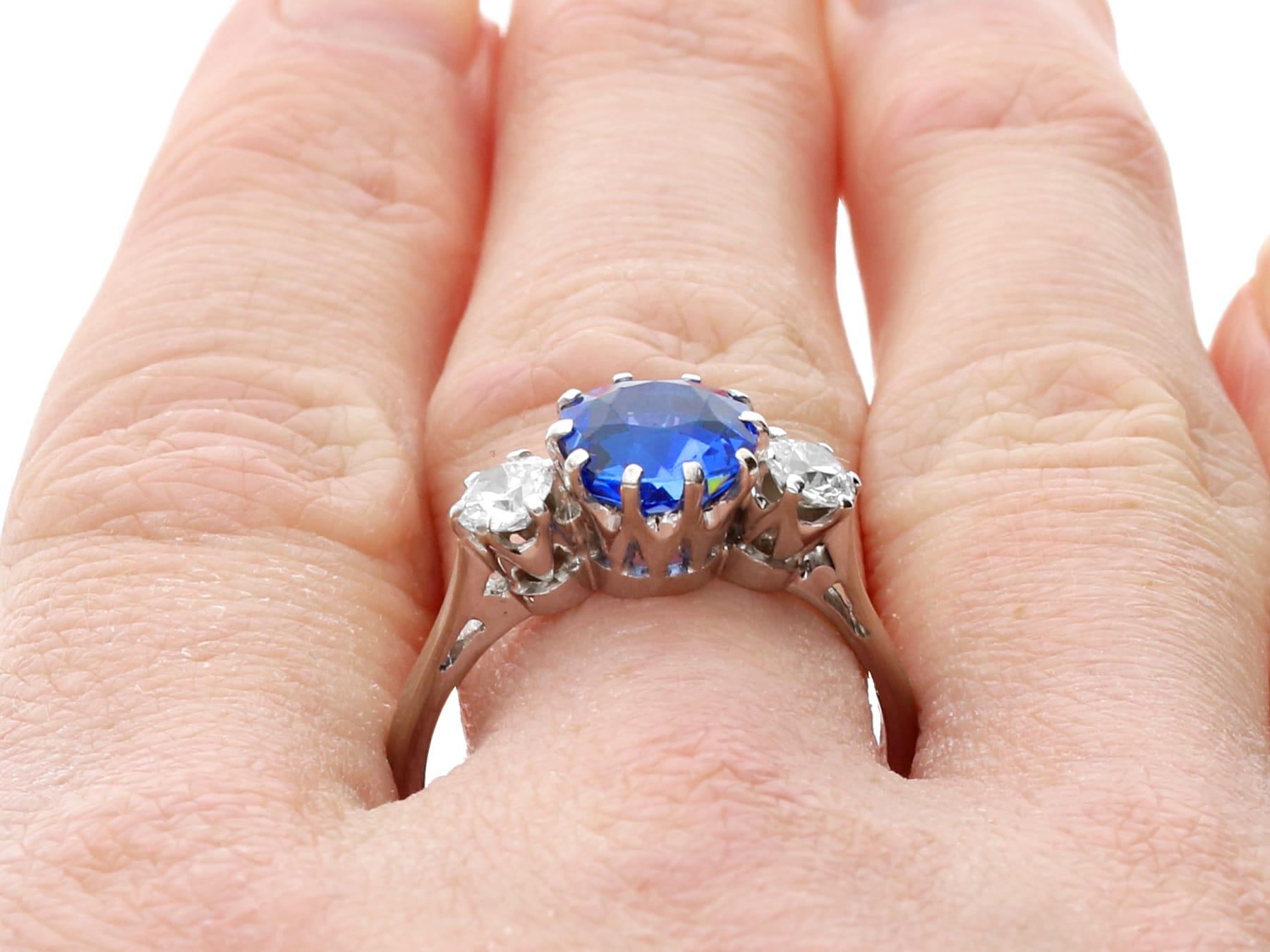 Antiker Trilogie-Ring aus 18 Karat Weißgold mit 2,20 Karat Saphir und 0,72 Karat Diamant im Angebot 4