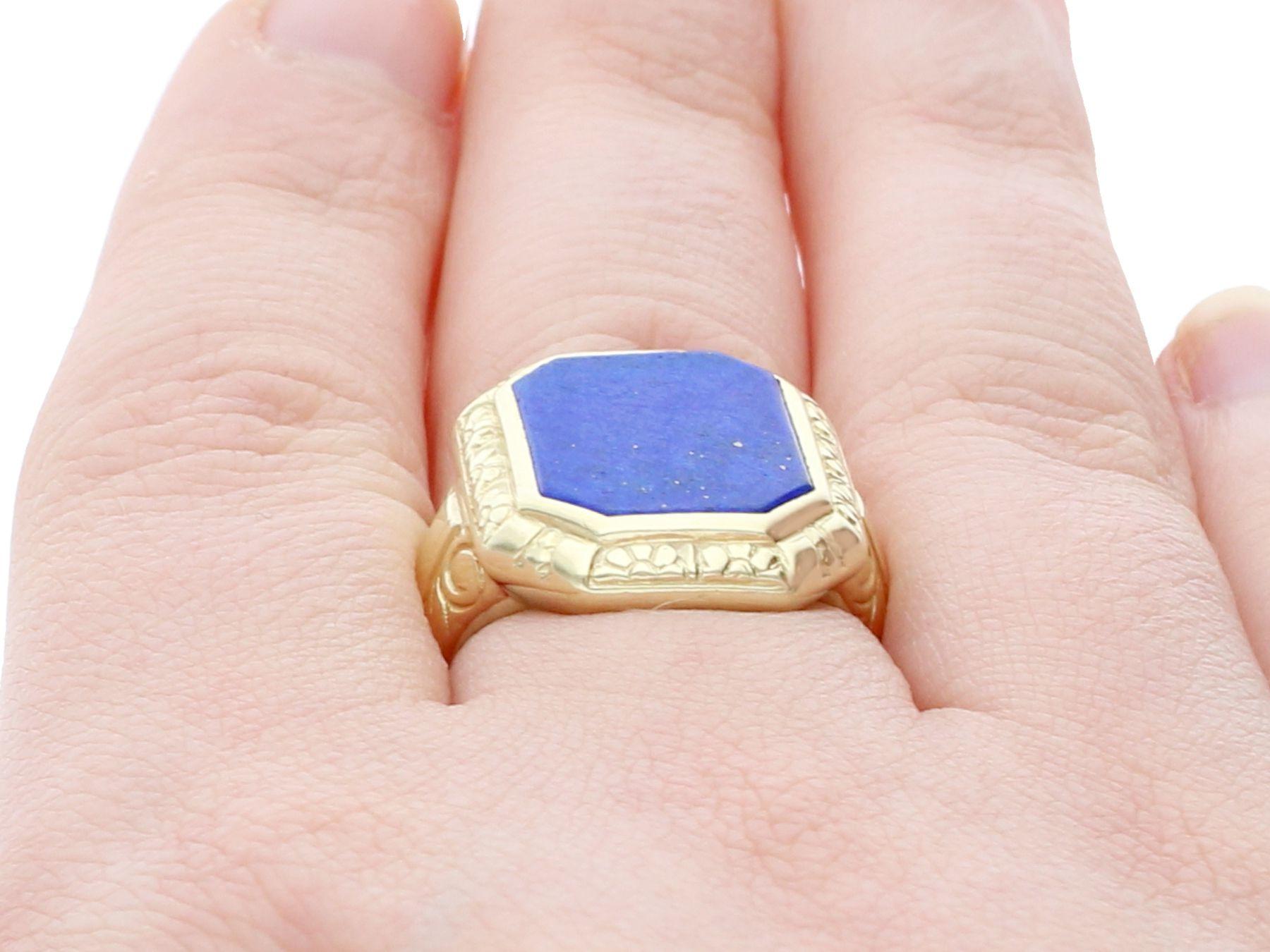 Bague signet ancienne en or jaune 14 carats et lapis-lazuli de 2,21 carats en vente 3