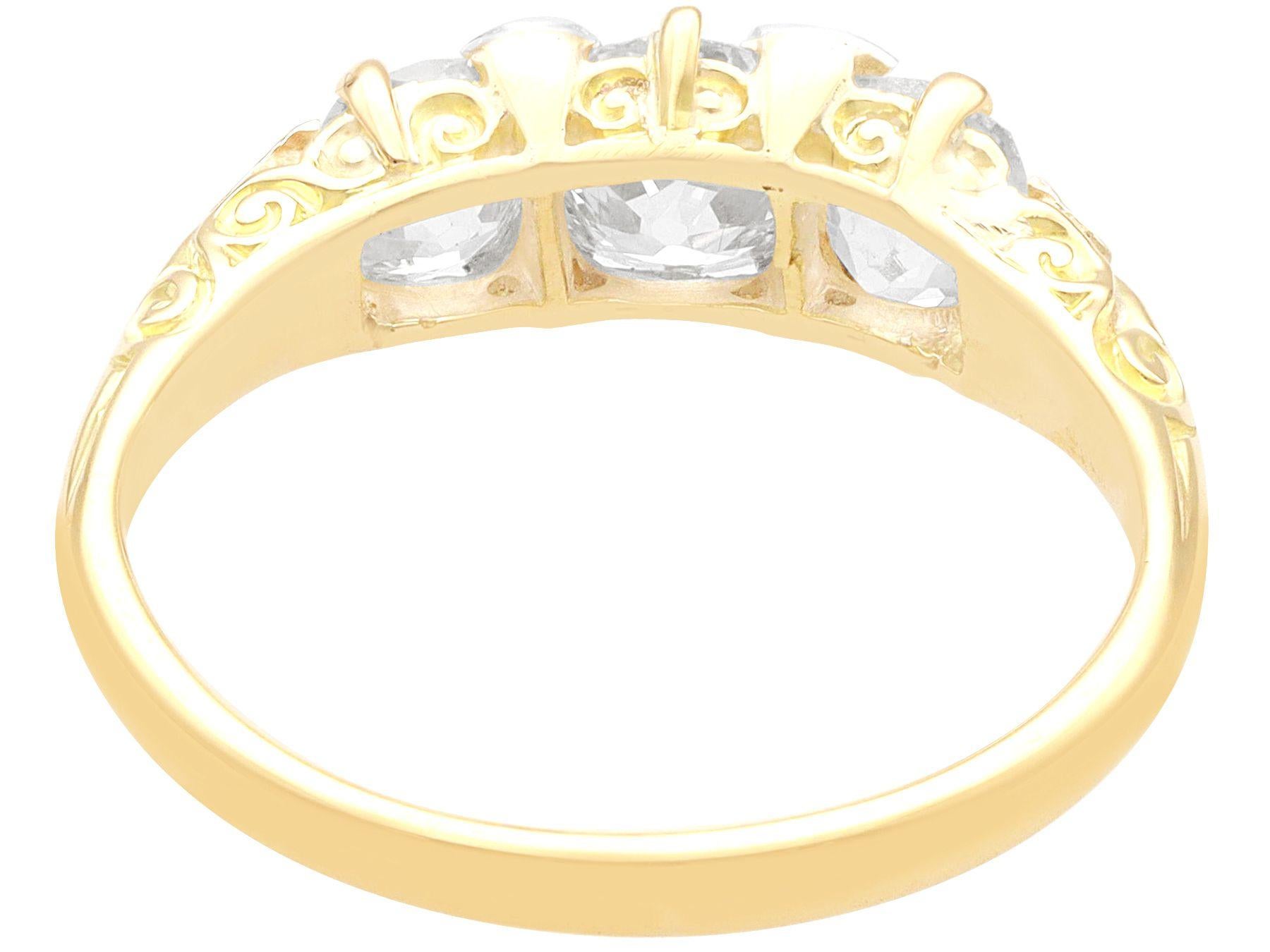 Antiker 2,23 Karat Diamant und 18k Gelbgold Trilogie Ring, um 1900 im Zustand „Hervorragend“ im Angebot in Jesmond, Newcastle Upon Tyne