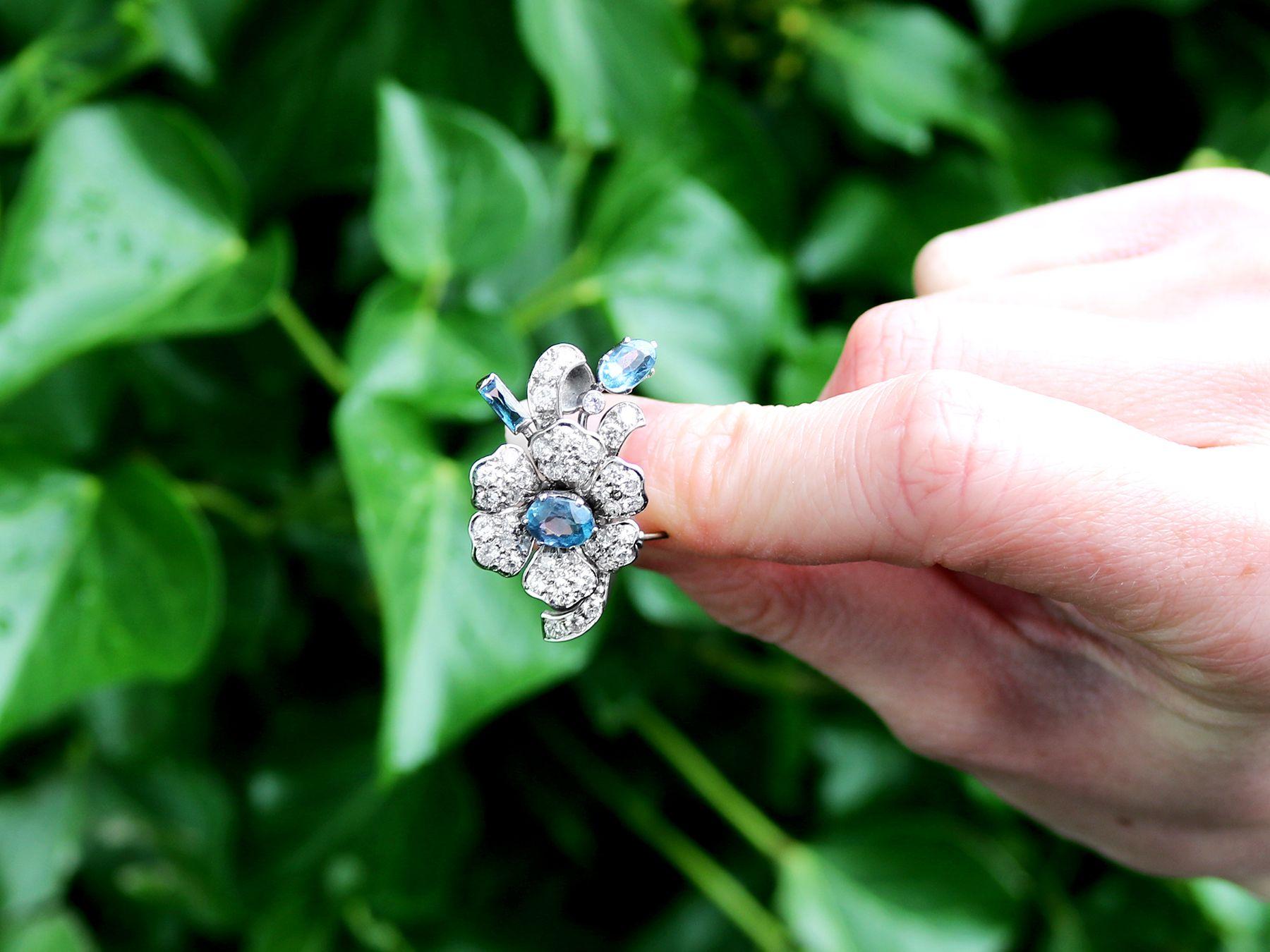 Une superbe, fine, impressionnante et rare paire de boucles d'oreilles anciennes en forme de fleur en aigue-marine de 2,23 carats, diamant de 2,75 carats et platine ; faisant partie de nos diverses collections de bijoux anciens.

Ces étonnantes et