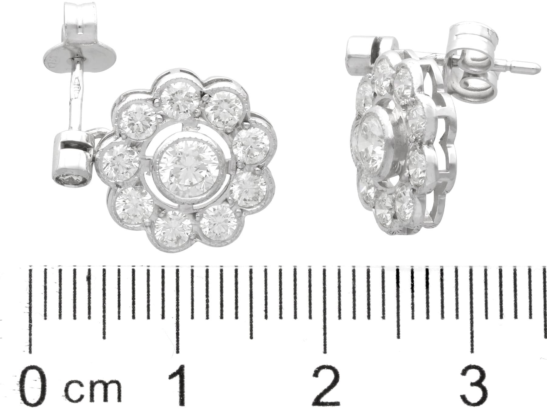 Boucles d'oreilles anciennes en or blanc 18 carats et diamants de 2,25 carats, c. 1930 en vente 2