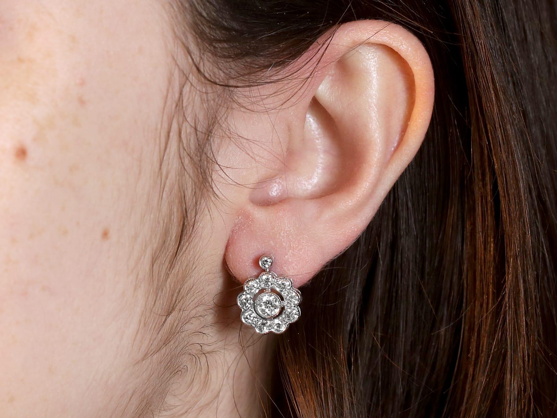 Boucles d'oreilles anciennes en or blanc 18 carats et diamants de 2,25 carats, c. 1930 en vente 3