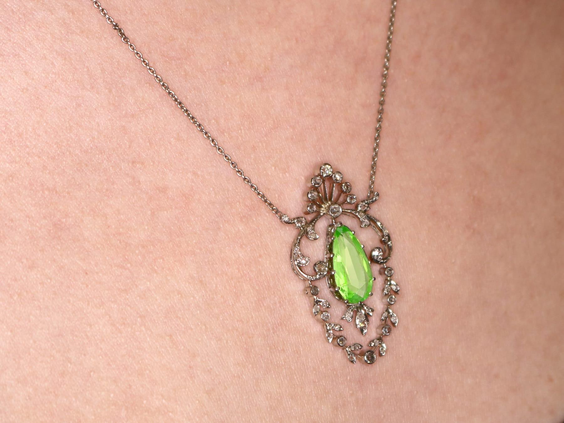 Antique 2.28 Carat Peridot and Diamond Platinum Necklace Belle Époque 3