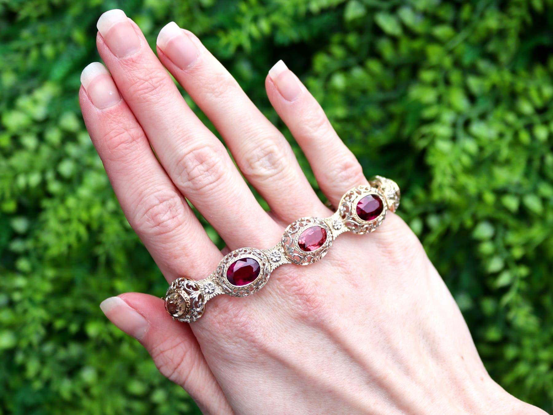 A stunning, fine and impressive antique 22.82 carat garnet and 1.95 carat citrine, 10 karat yellow gold and silver bracelet; part of our diverse antique gemstone bracelet collections

This fine and impressive antique bracelet has been crafted in 10k