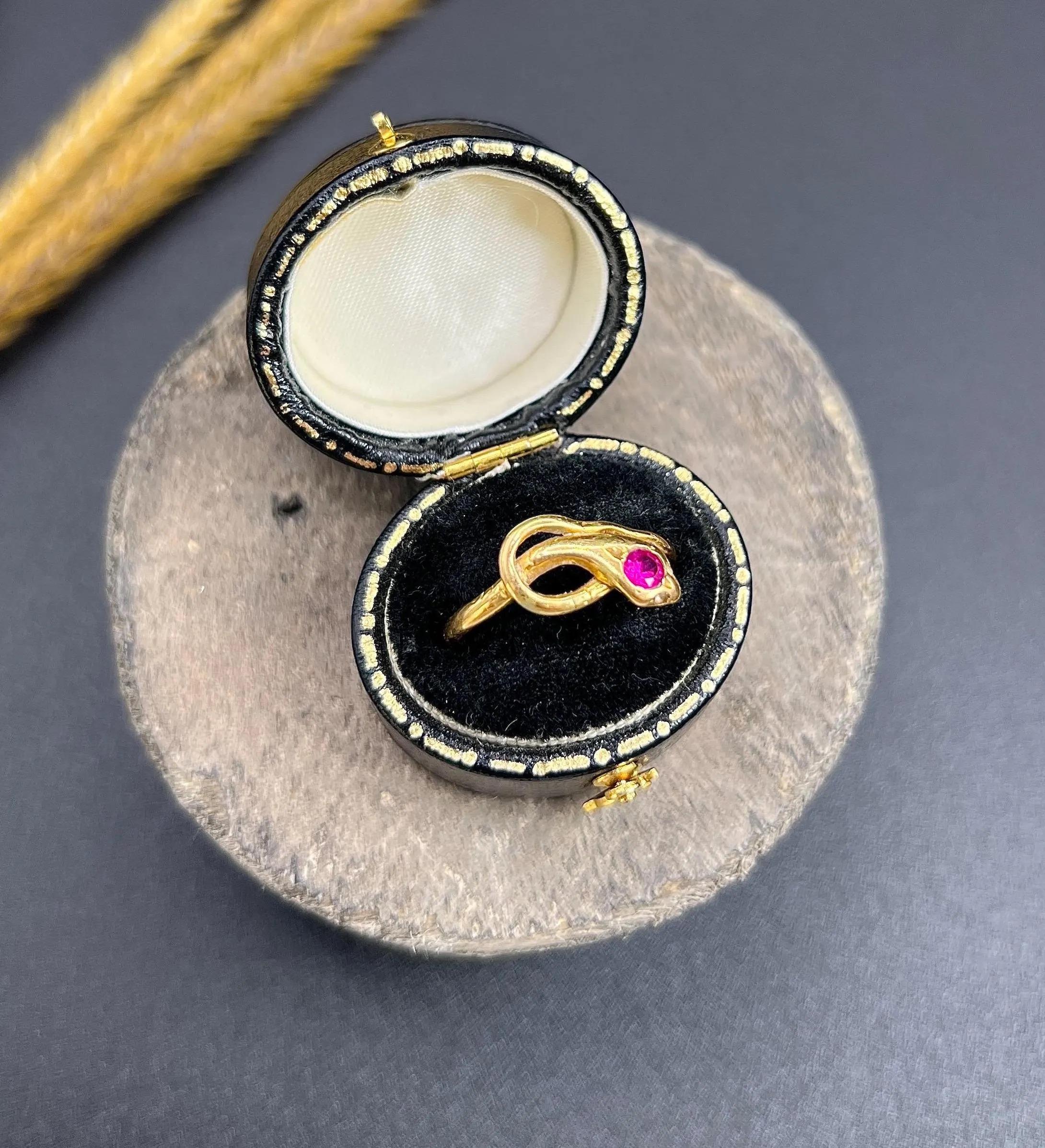 Antiker Schlangenring aus 22 Karat Gelbgold, edwardianischer Rubin im Angebot 4