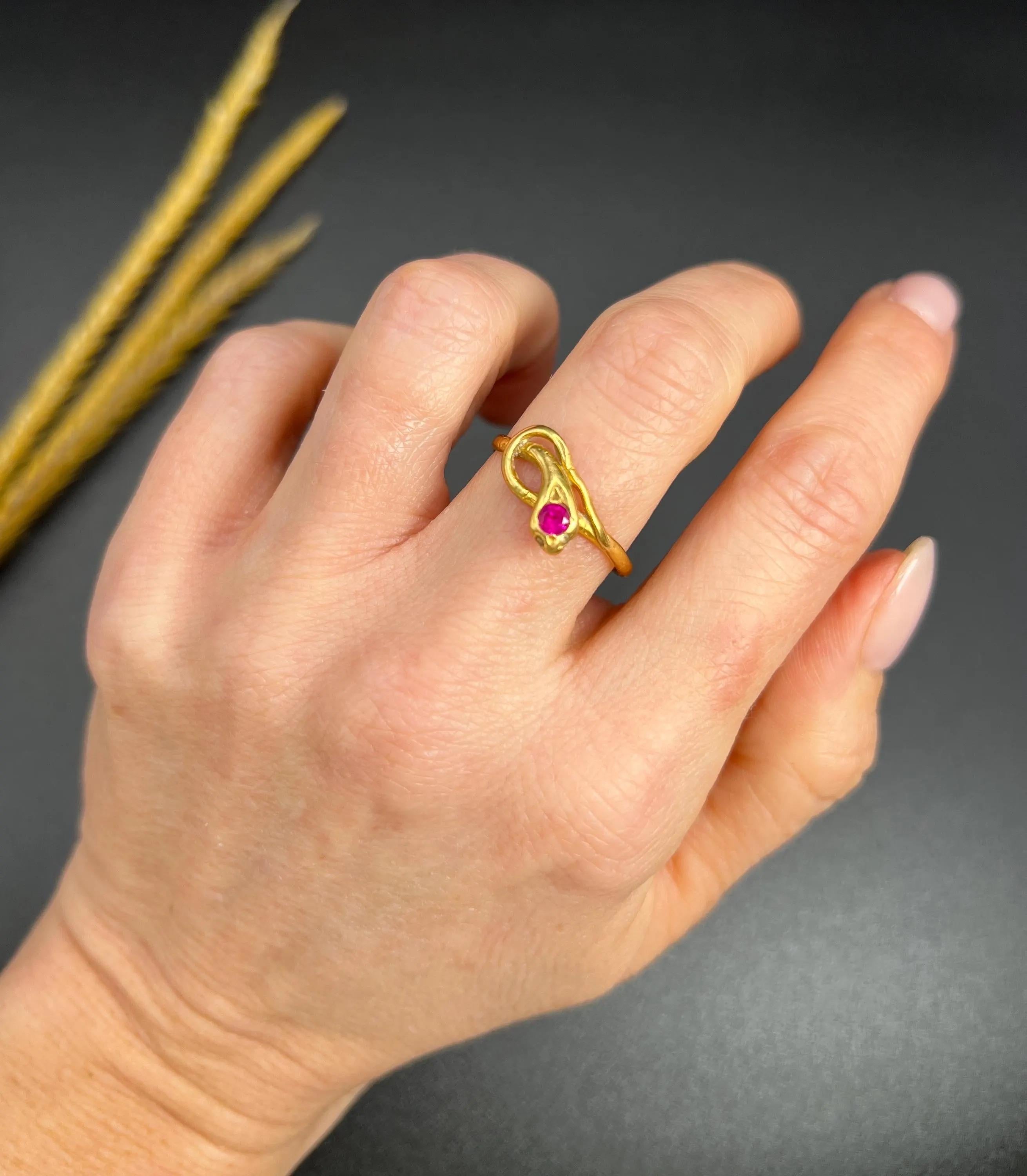 Antiker Schlangenring aus 22 Karat Gelbgold, edwardianischer Rubin (Edwardian) im Angebot