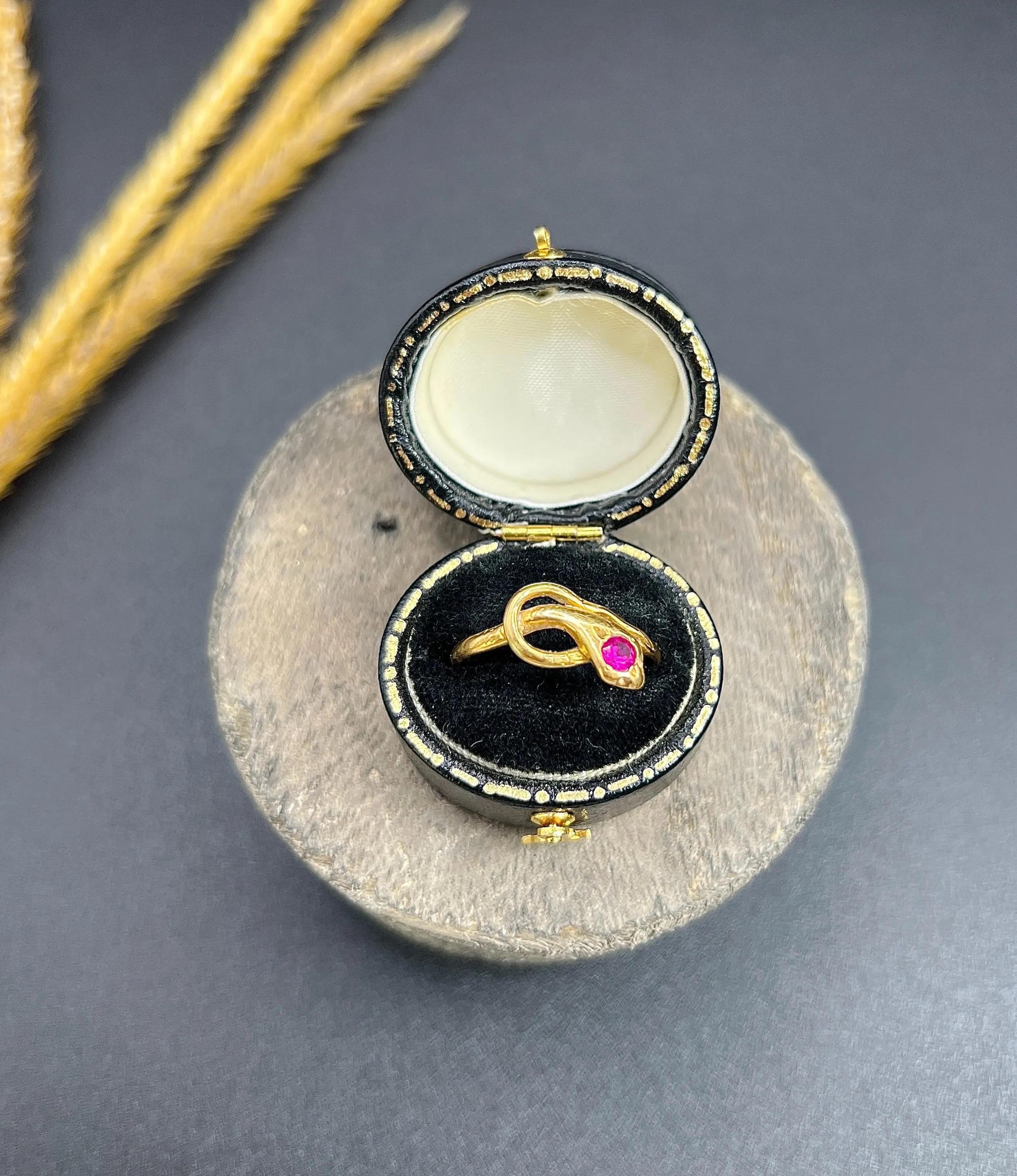 Antiker Schlangenring aus 22 Karat Gelbgold, edwardianischer Rubin (Rundschliff) im Angebot