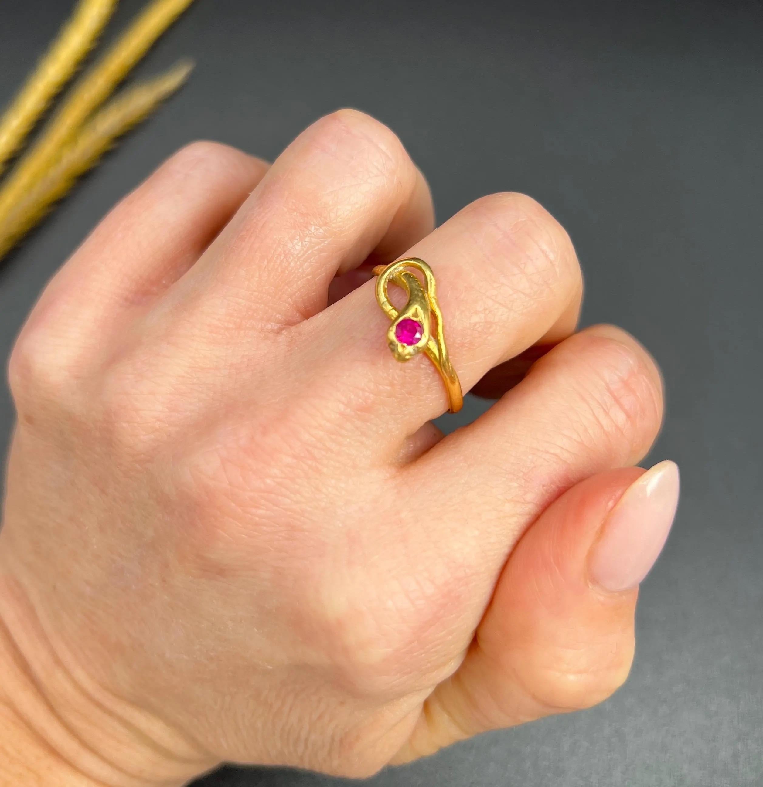 Antiker Schlangenring aus 22 Karat Gelbgold, edwardianischer Rubin im Zustand „Gut“ im Angebot in Brighton, GB