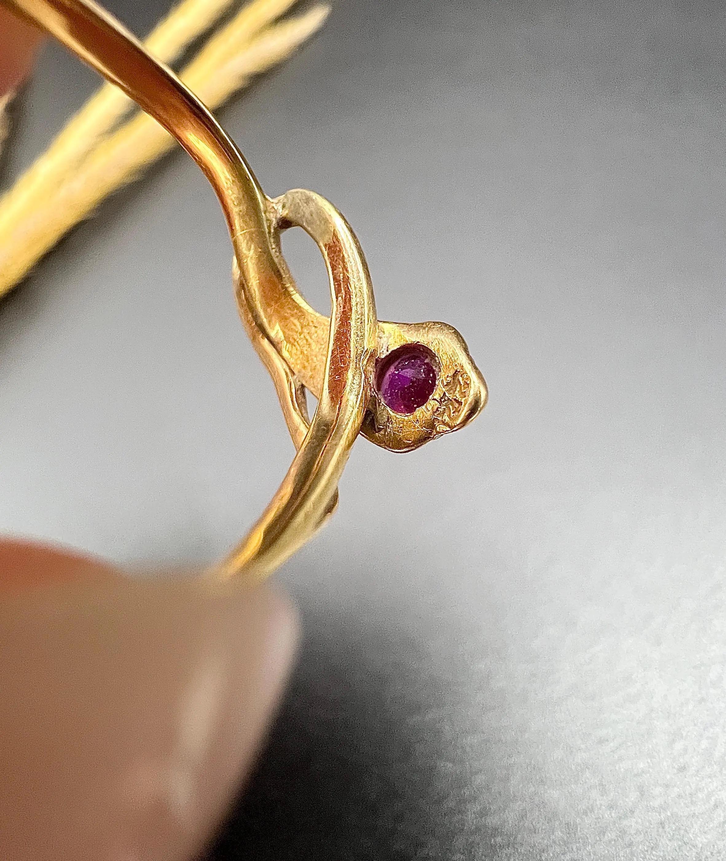 Antiker Schlangenring aus 22 Karat Gelbgold, edwardianischer Rubin im Angebot 1