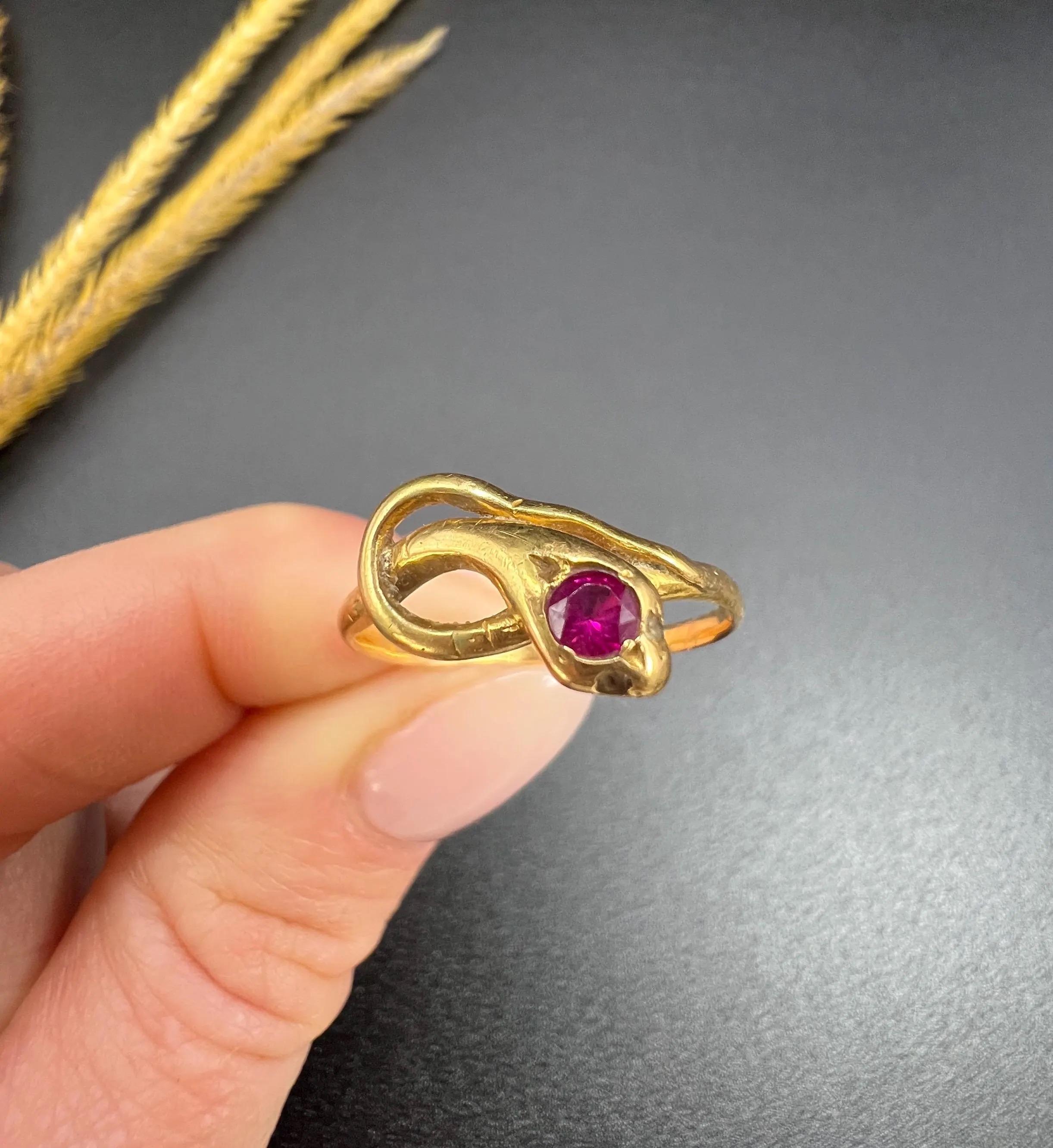 Antiker Schlangenring aus 22 Karat Gelbgold, edwardianischer Rubin im Angebot 3