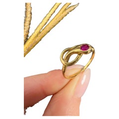 Antiguo anillo serpiente de oro amarillo de 22 ct y rubí eduardiano