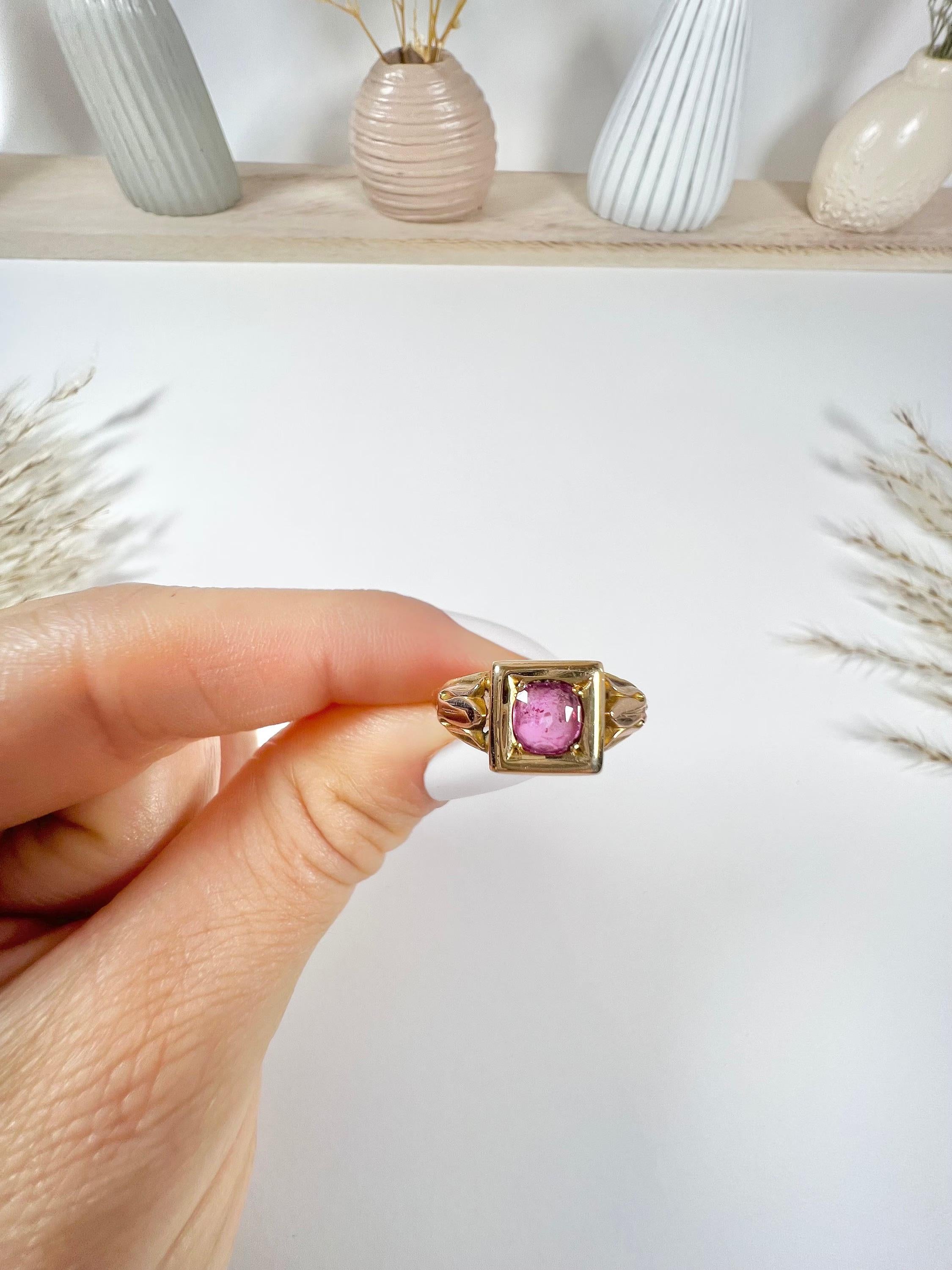 Antique 22ct Yellow Gold Victorian Ruby Ring with Tulip Carved Shoulders In Good Condition In Brighton, GB