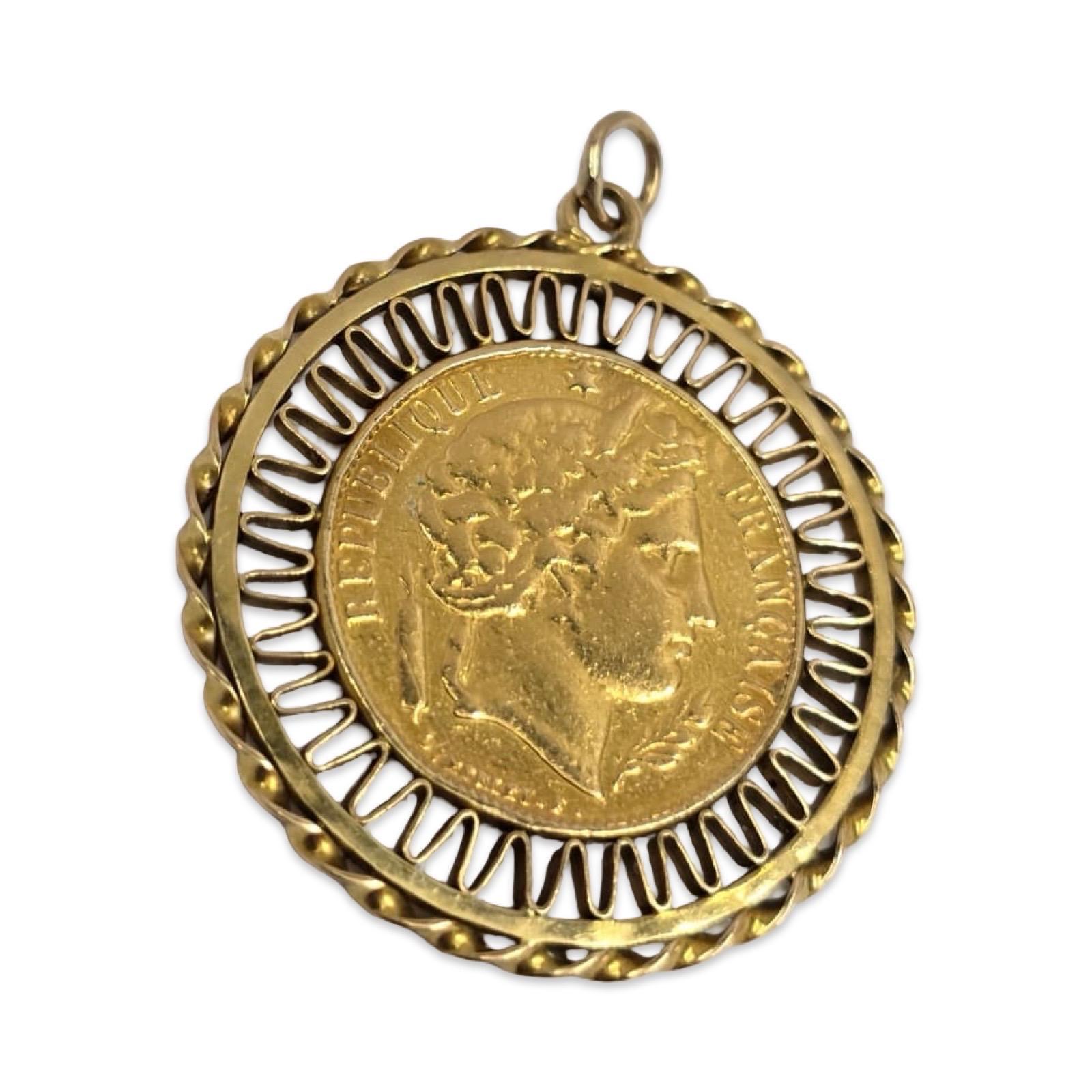 Un ciondolo a forma di moneta d'oro francese d'epoca splendidamente conservato, con un'allegoria della Repubblica in oro 22K di elevata purezza incastonata in un castone in filigrana 18K lavorato a mano. La moneta presenta una figura femminile