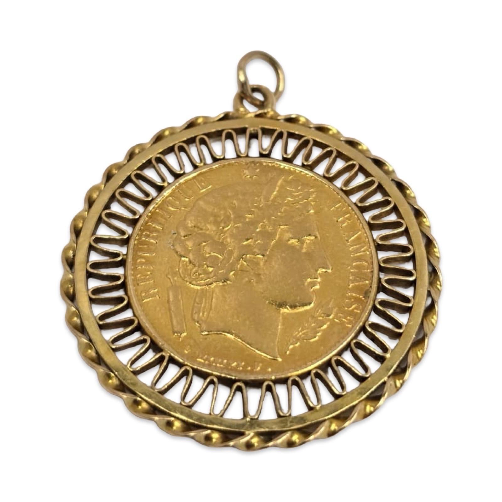 Ciondolo a forma di moneta in oro francese 22K con castone in filigrana 18K In condizioni ottime in vendita a Miami, FL