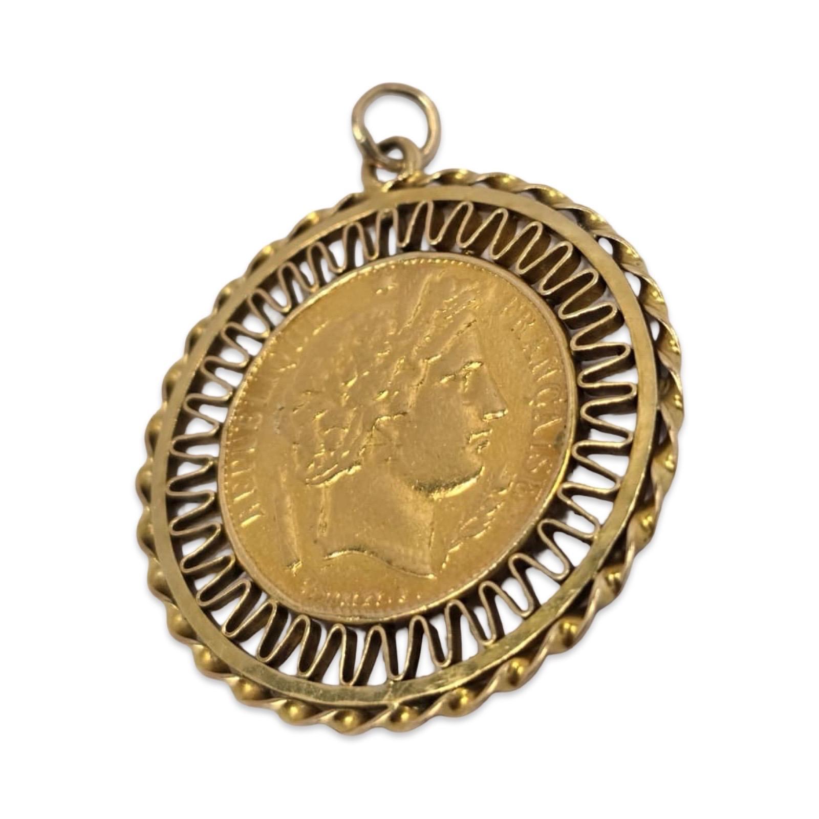 Ciondolo a forma di moneta in oro francese 22K con castone in filigrana 18K in vendita 1