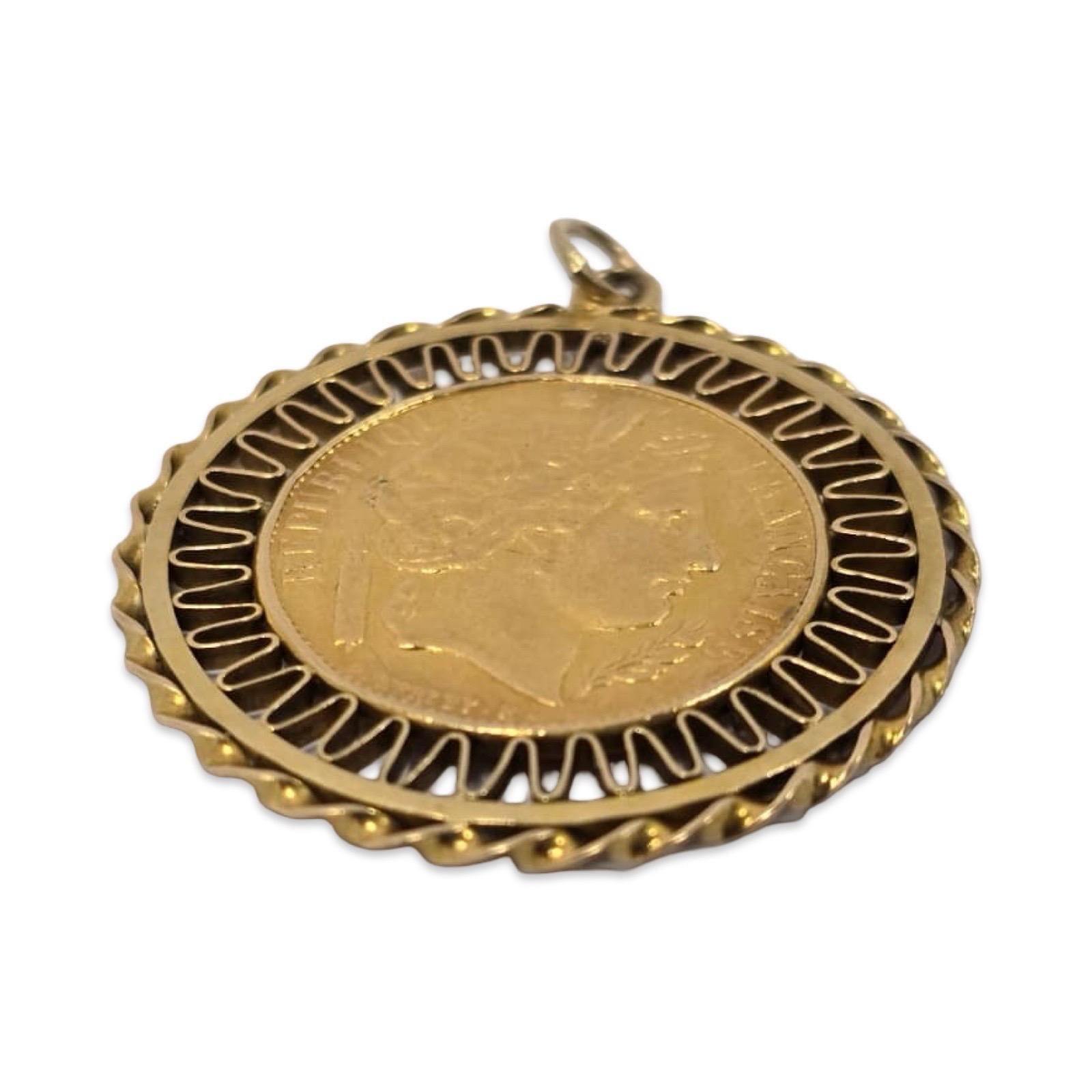 Ciondolo a forma di moneta in oro francese 22K con castone in filigrana 18K in vendita 2