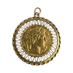 Pendentif pièce de monnaie Antique French en or 22K dans un cadre en filigrane 18K