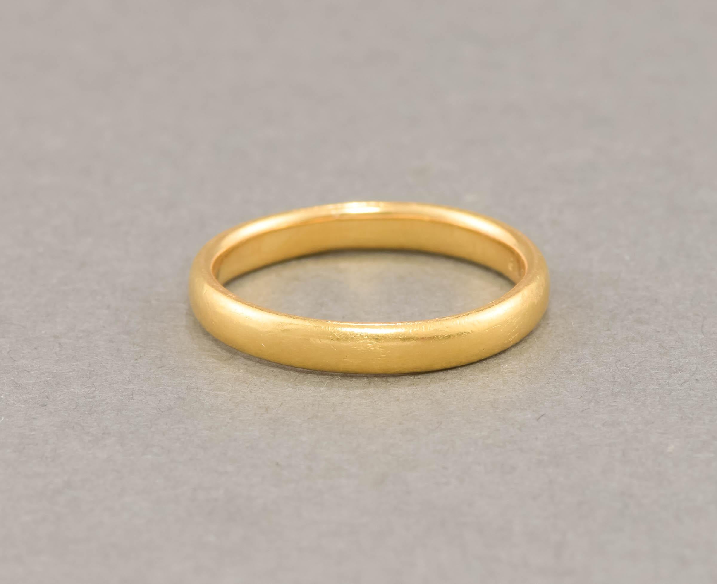 Dieses luxuriöse, antike Band aus massivem 22-karätigem Gold ist für die Jahre 1916 bis 1917 gestempelt und wurde in London, England, geprüft.  Ursprünglich ein Ehering, würde er sich auch hervorragend als Stapelring eignen.

Mit einer Breite von