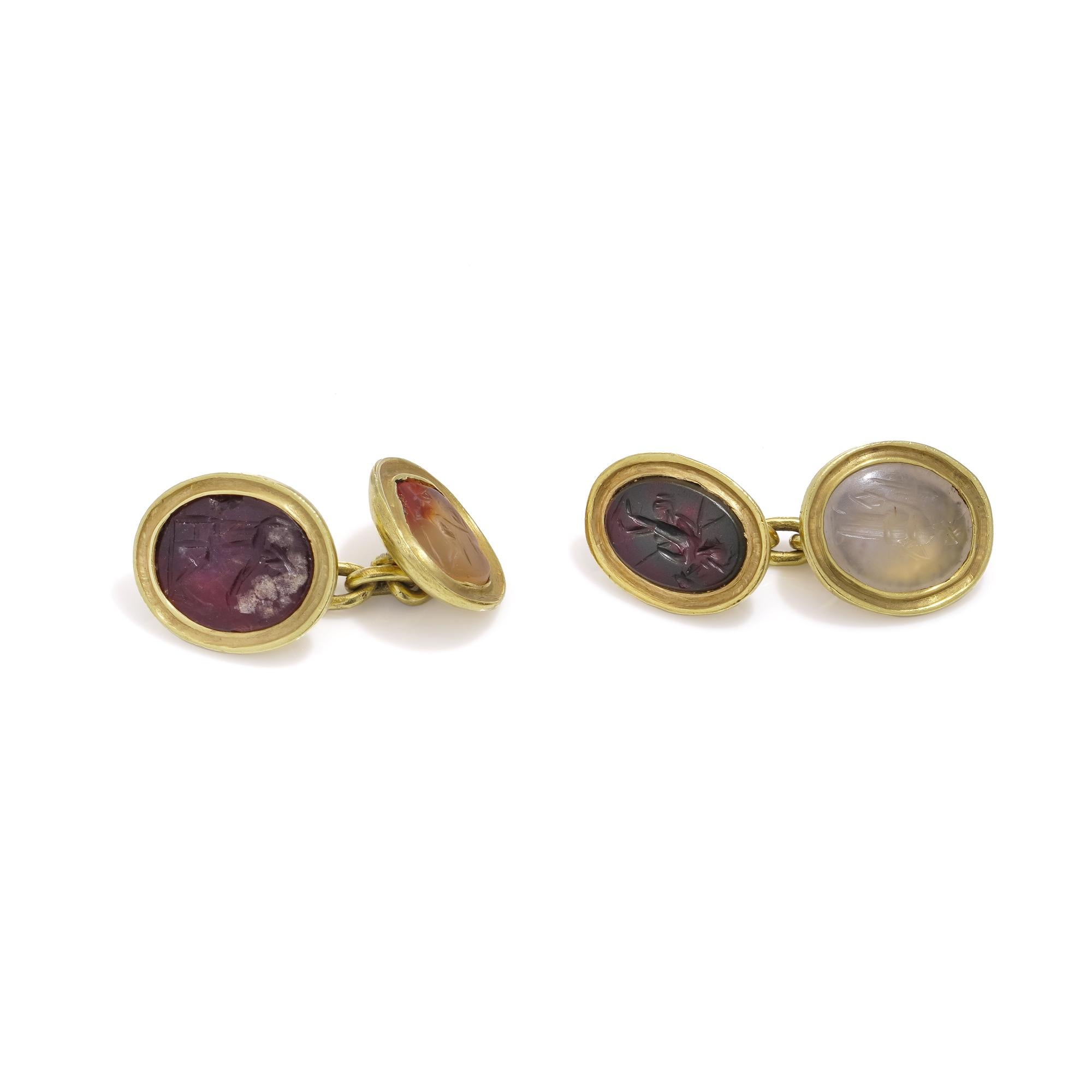 Classical Roman Antique 22kt yellow gold cufflinks, each adorned with Roman 4 carved hardstone For Sale