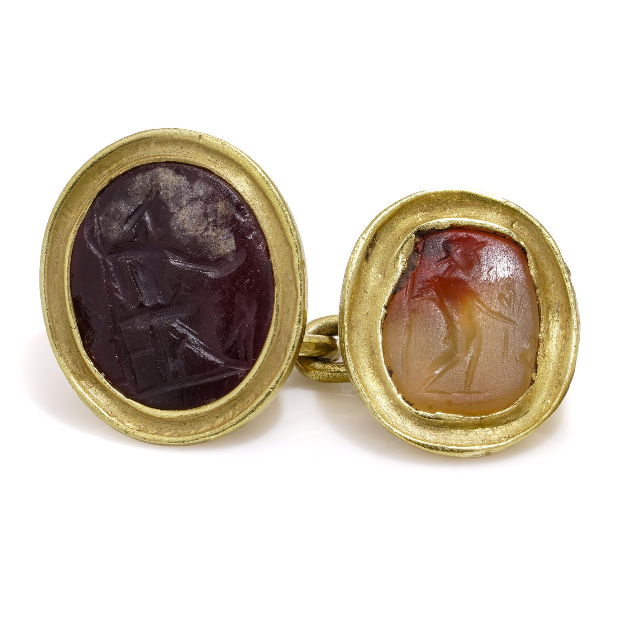 Antique 22kt yellow gold cufflinks, each adorned with Roman 4 carved hardstone In Good Condition For Sale In Braintree, GB
