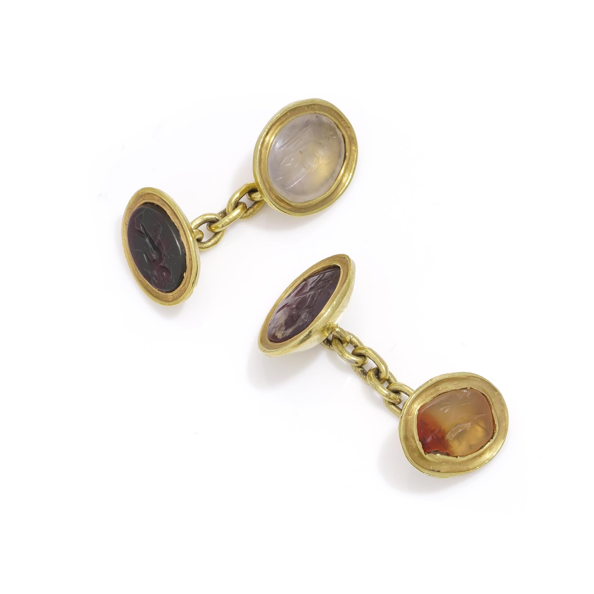 Antique 22kt yellow gold cufflinks, each adorned with Roman 4 carved hardstone For Sale 2