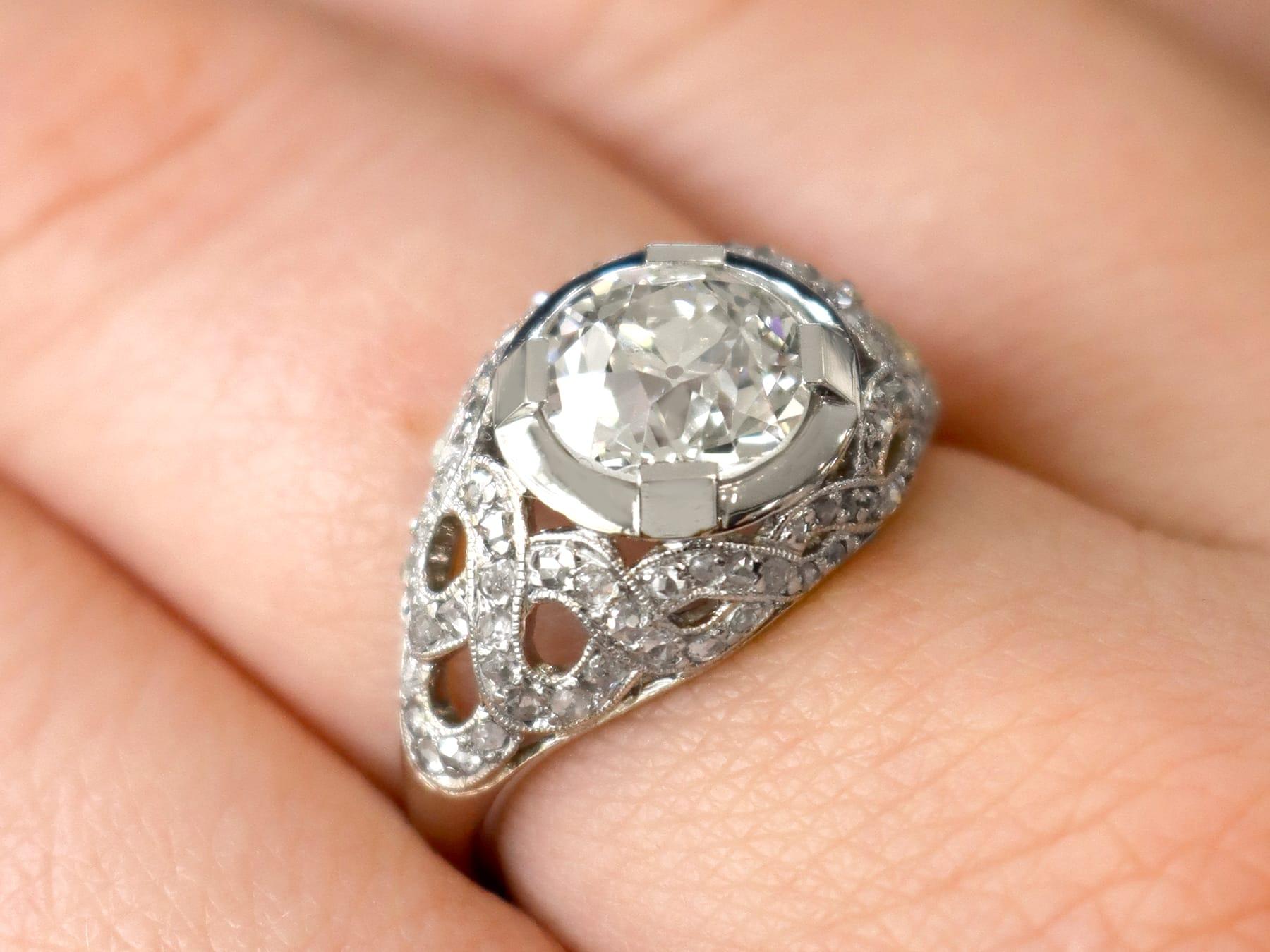 Une étonnante et impressionnante bague de cocktail en platine et diamant de 2,30 carats, qui fait partie de nos diverses collections de bijoux anciens et de bijoux de succession.

Cette magnifique bague de cocktail en diamant antique, fine et
