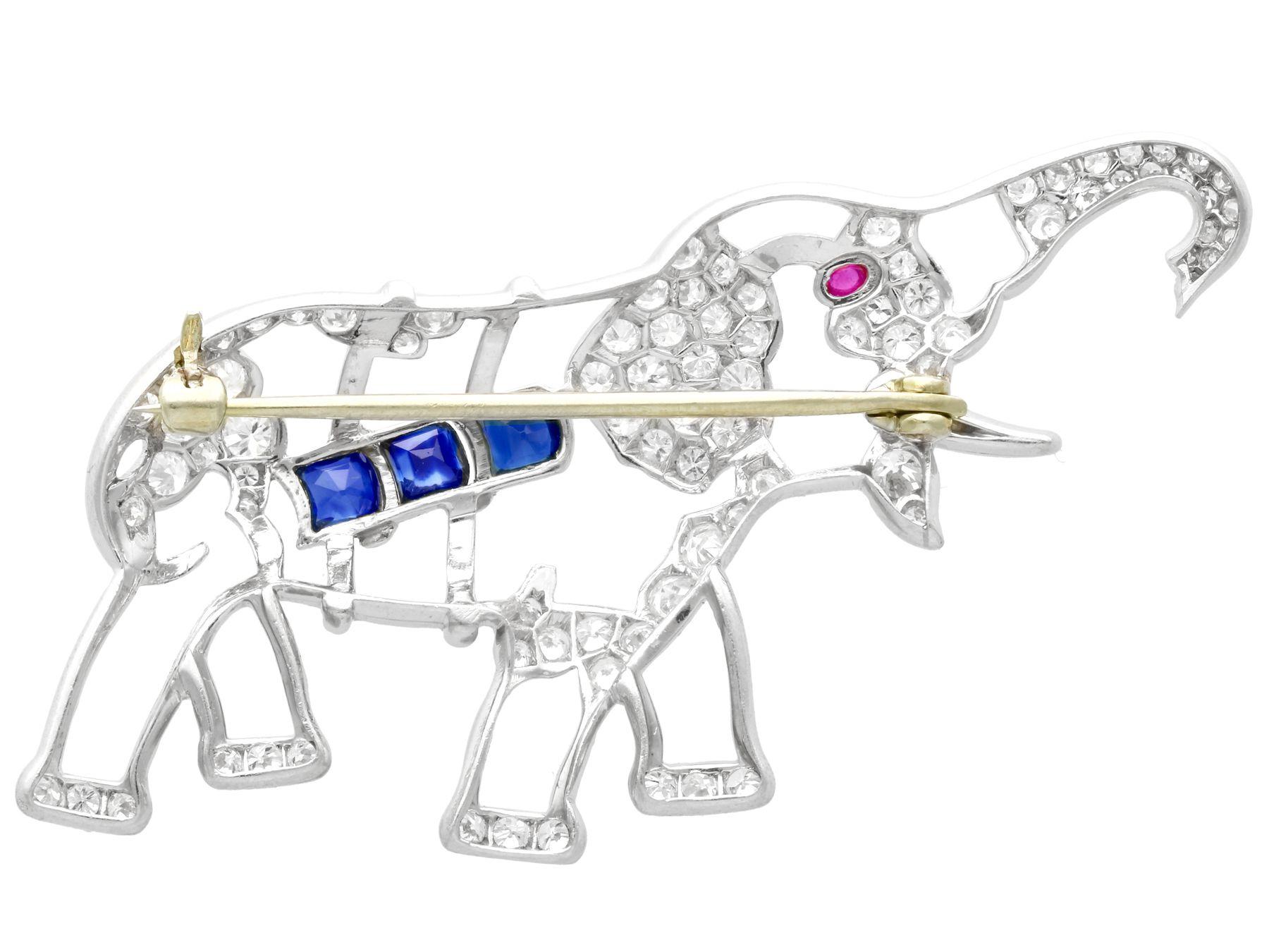 Antiguo Broche Elefante de Platino con Zafiro Diamante y Rubí de 2,30 Quilates en venta 1