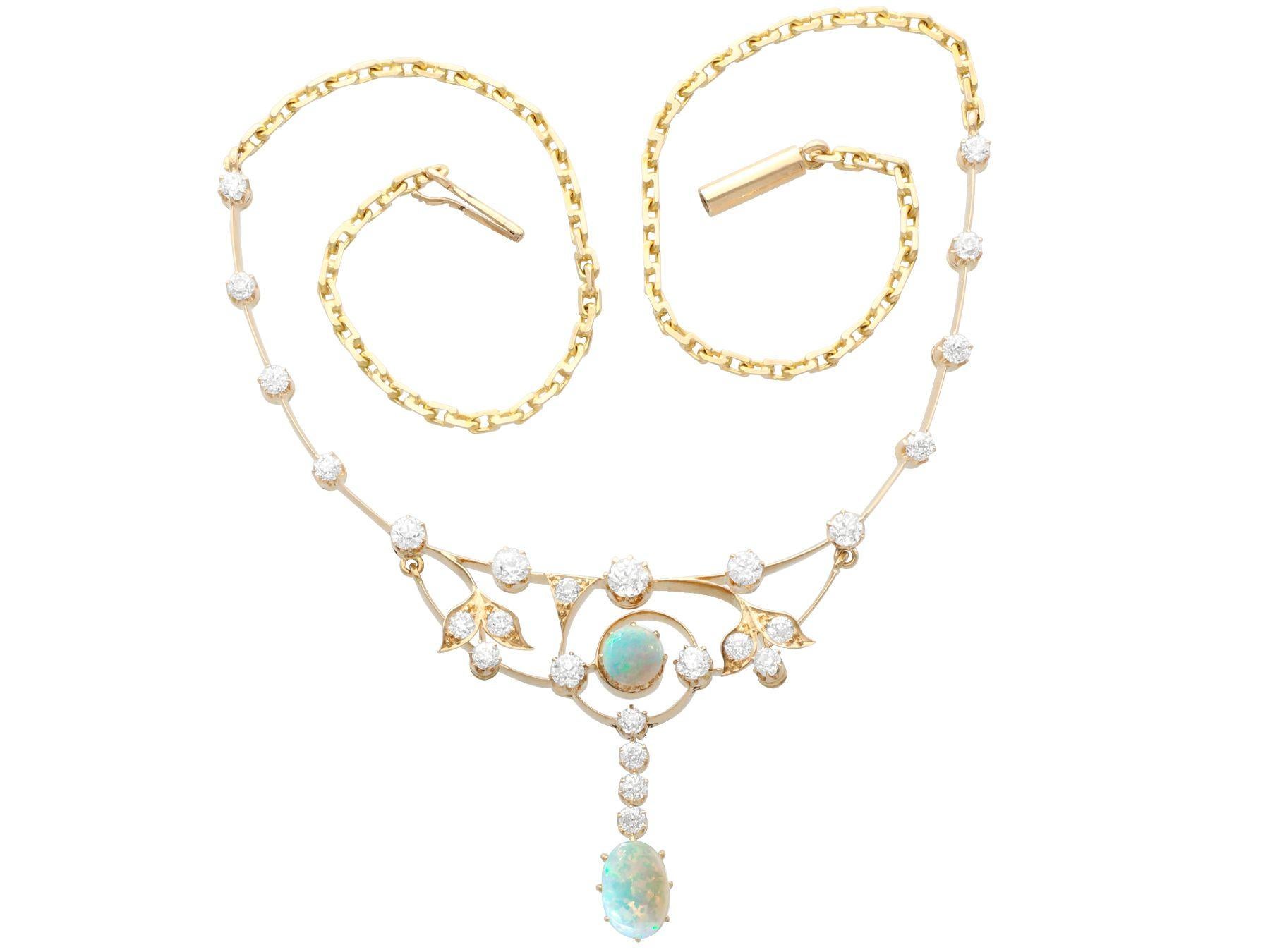 Antike viktorianische Halskette aus Gelbgold mit 2,30 Karat Opal und 2,54 Karat Diamant (Cabochon) im Angebot