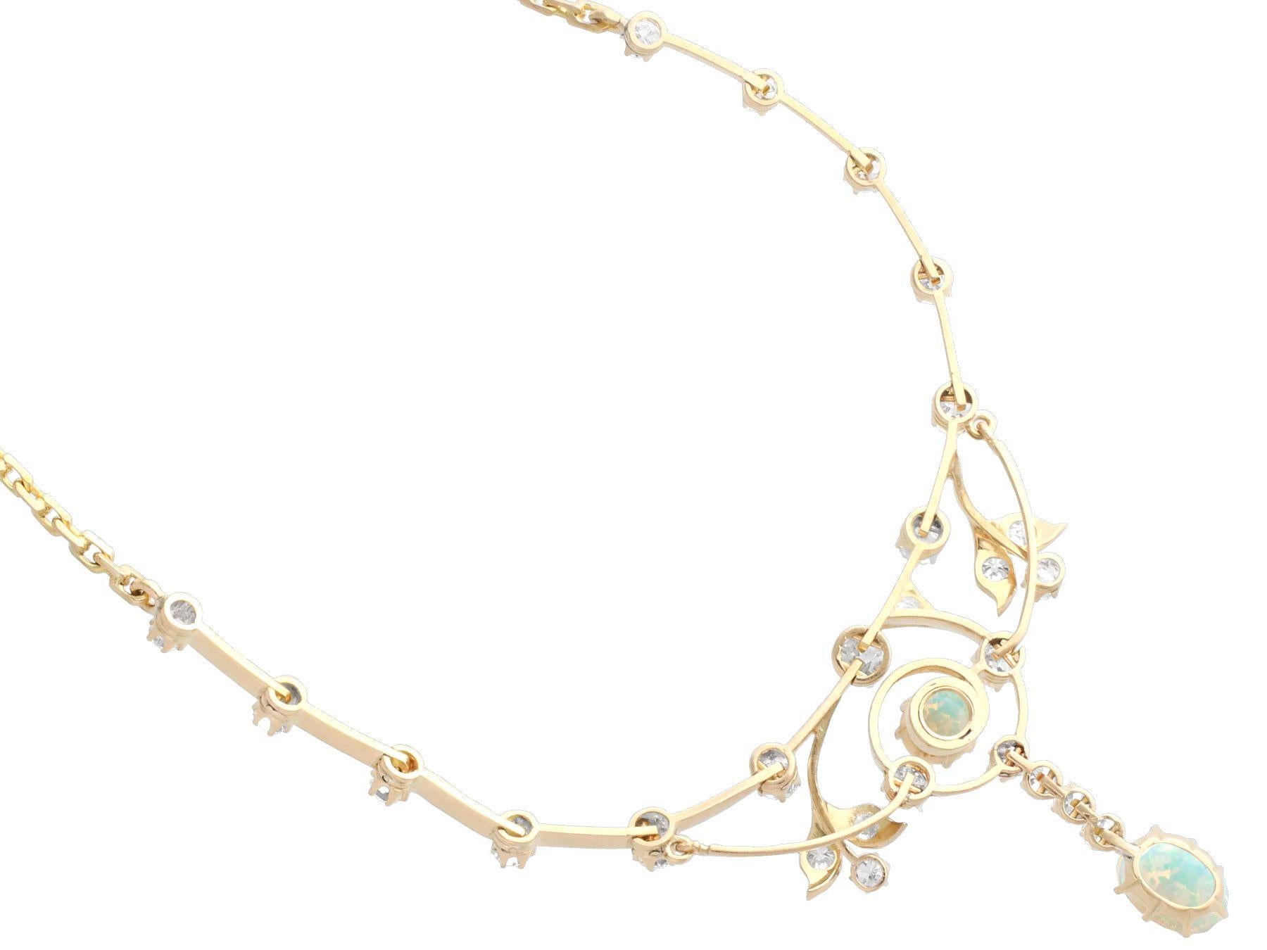 Antike viktorianische Halskette aus Gelbgold mit 2,30 Karat Opal und 2,54 Karat Diamant für Damen oder Herren im Angebot