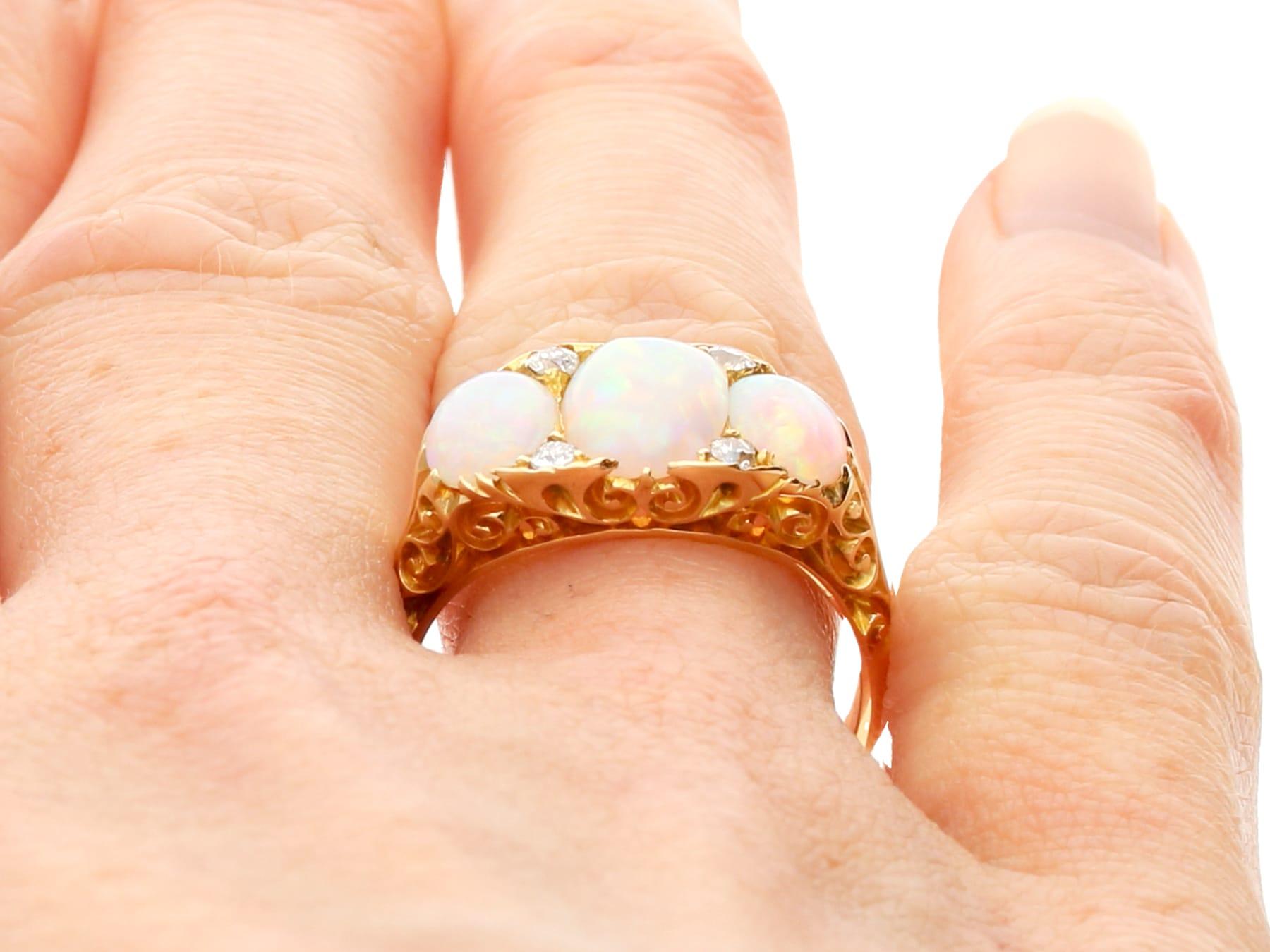 Bague trilogie ancienne en or jaune 18 carats avec opale blanche de 2,35 carats en vente 4
