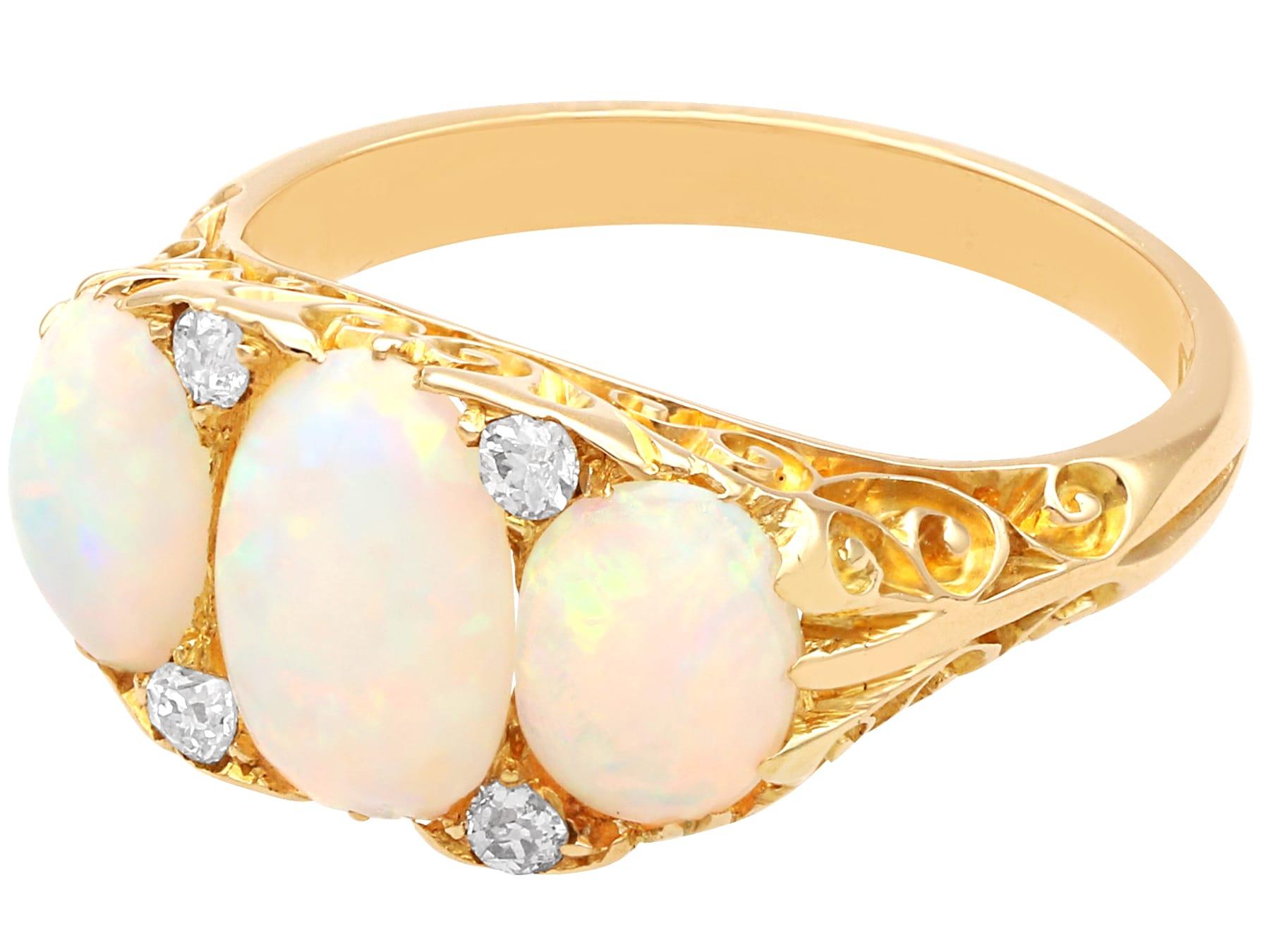 Victorien Bague trilogie ancienne en or jaune 18 carats avec opale blanche de 2,35 carats en vente