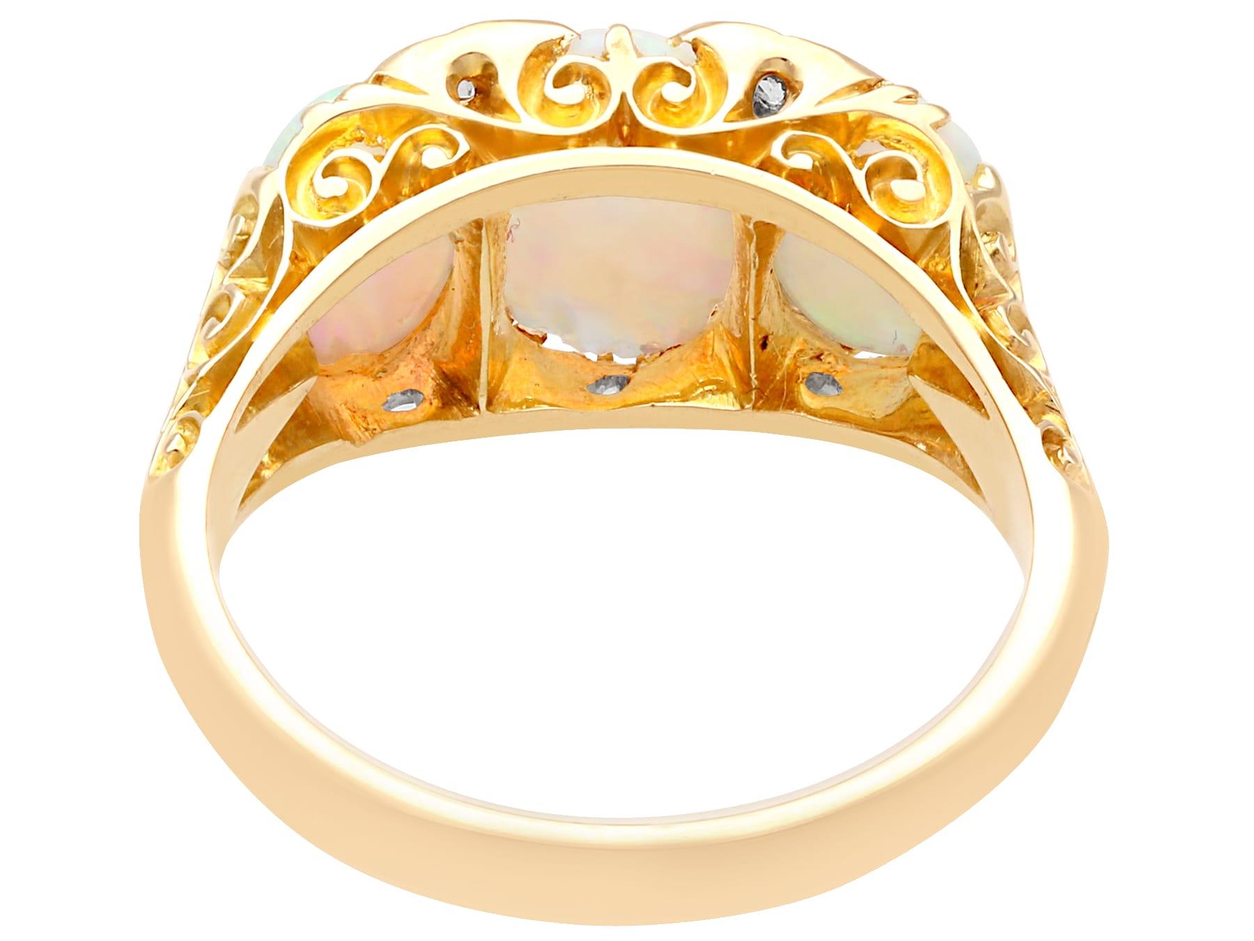 Taille cabochon Bague trilogie ancienne en or jaune 18 carats avec opale blanche de 2,35 carats en vente