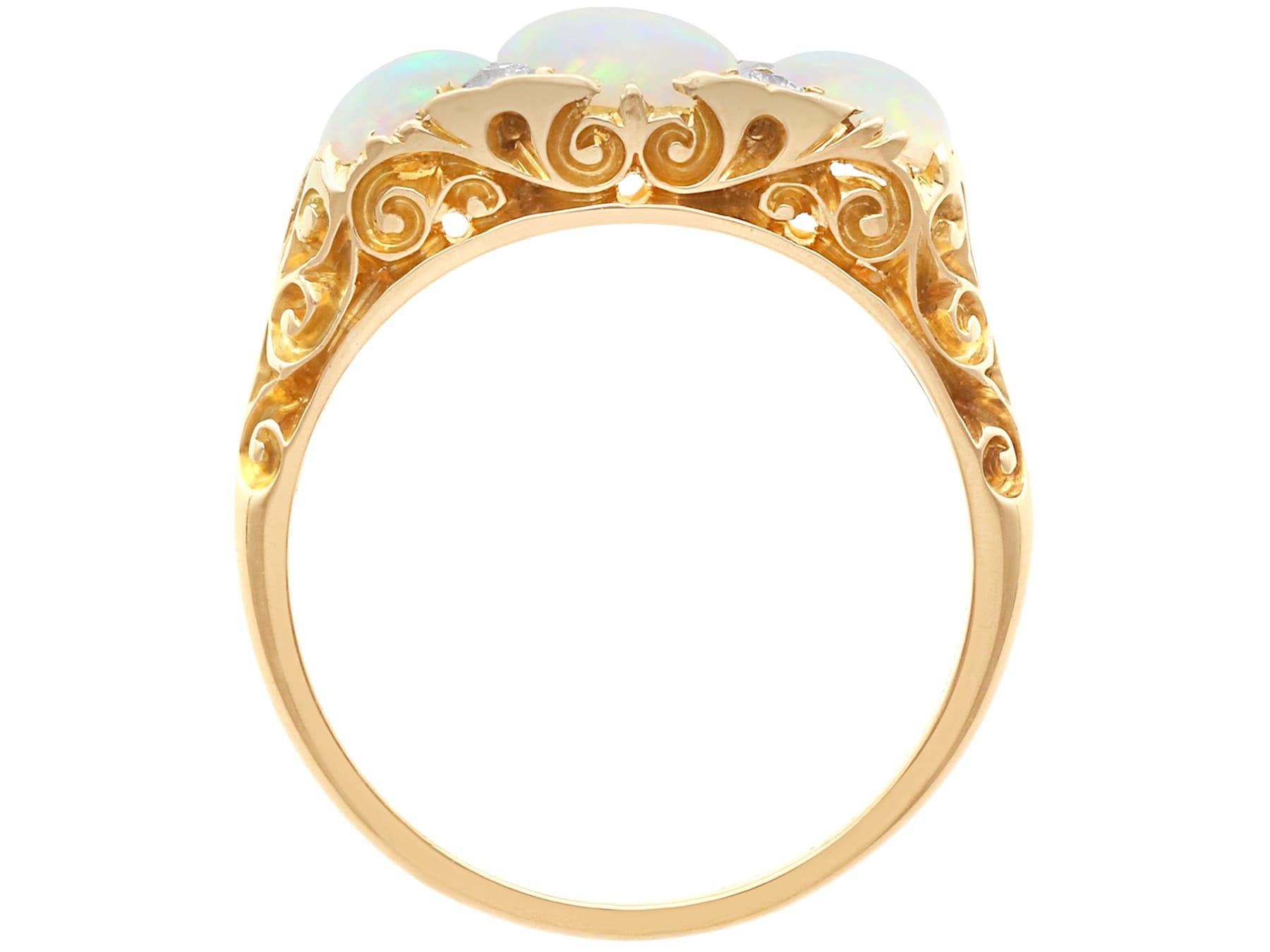 Bague trilogie ancienne en or jaune 18 carats avec opale blanche de 2,35 carats Excellent état - En vente à Jesmond, Newcastle Upon Tyne