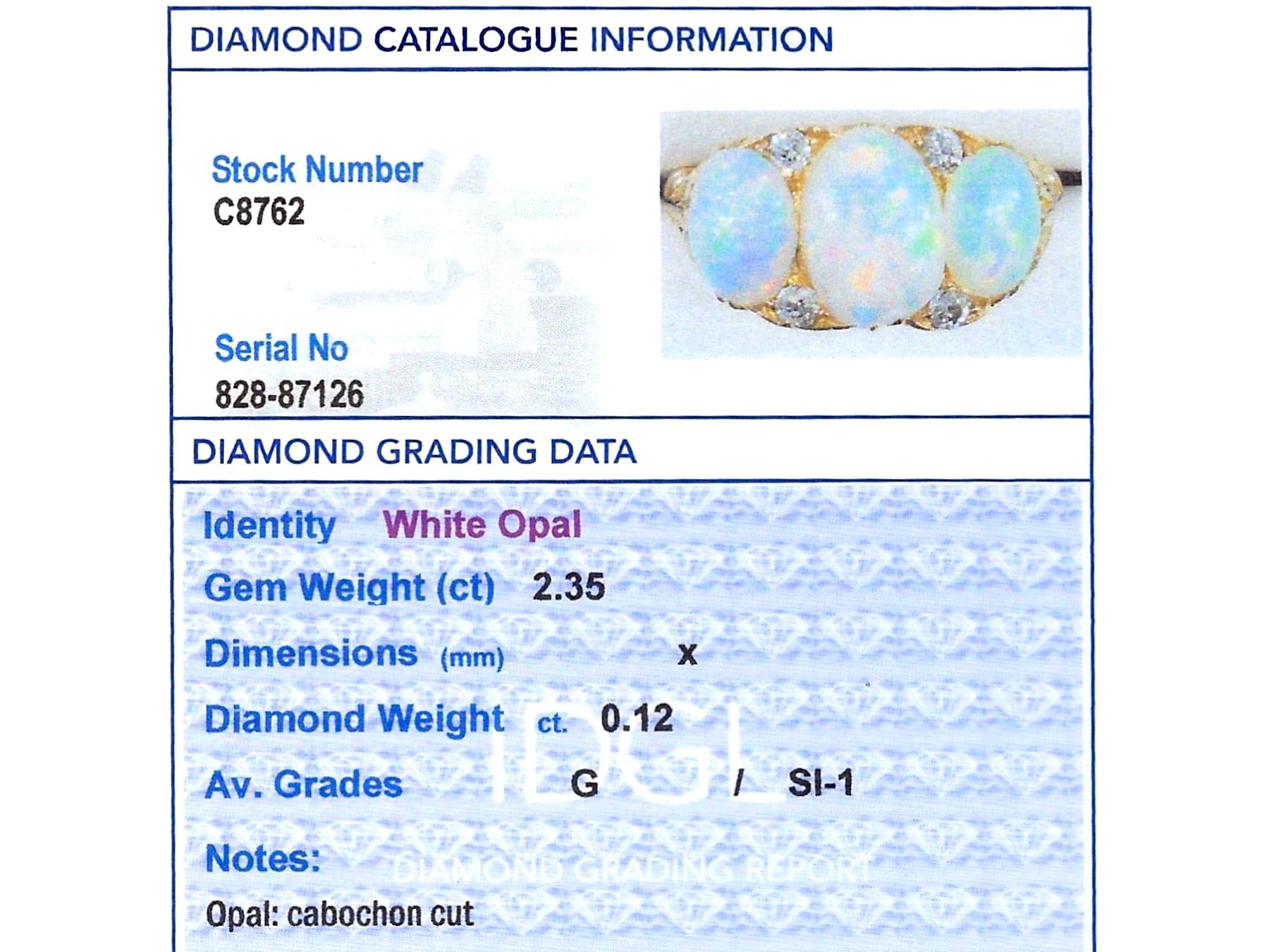 Bague trilogie ancienne en or jaune 18 carats avec opale blanche de 2,35 carats en vente 1