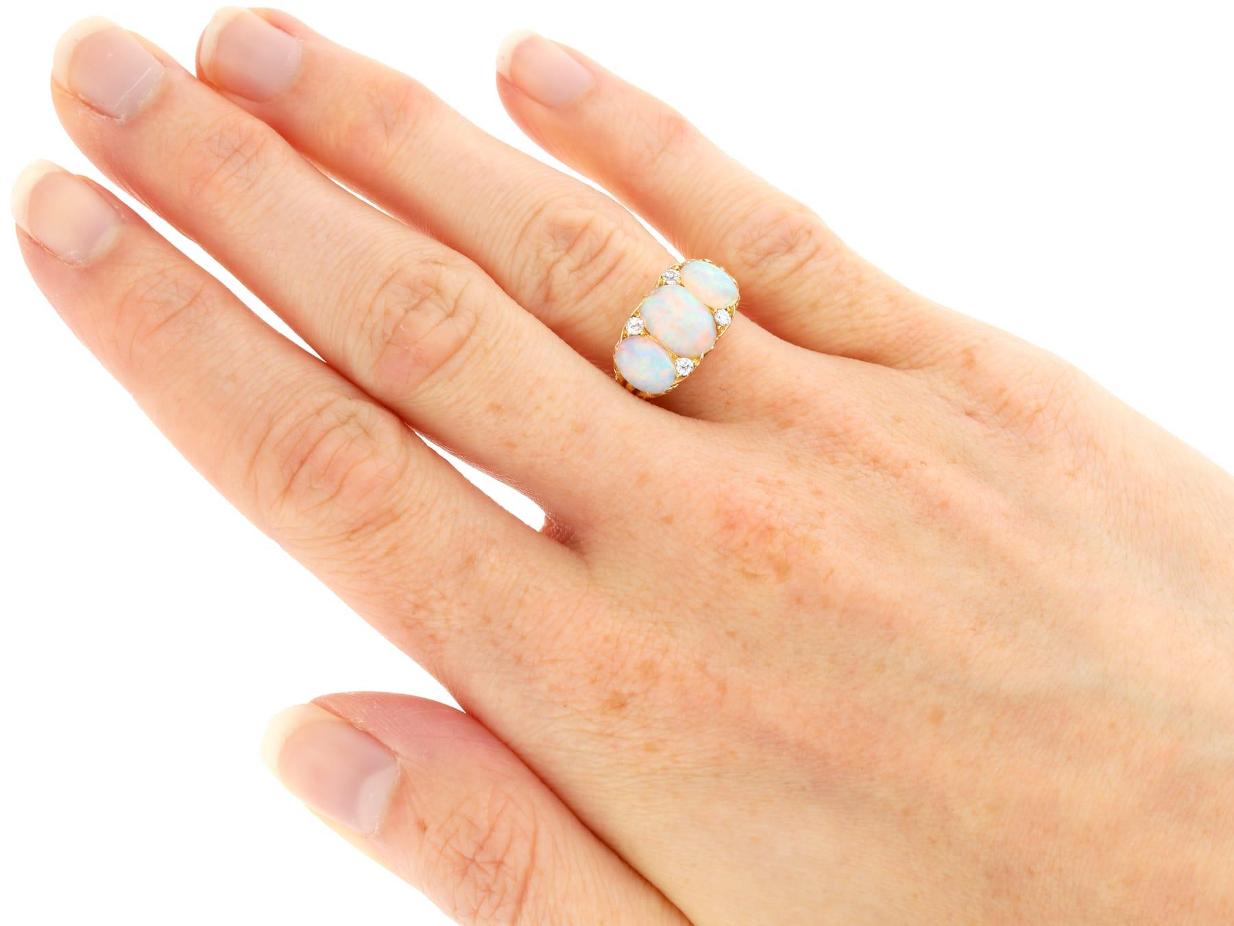 Bague trilogie ancienne en or jaune 18 carats avec opale blanche de 2,35 carats en vente 2