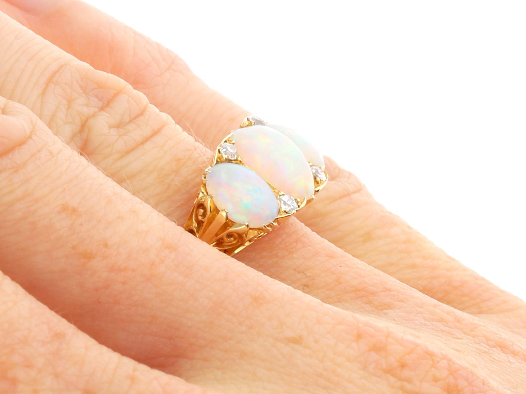 Bague trilogie ancienne en or jaune 18 carats avec opale blanche de 2,35 carats en vente 3