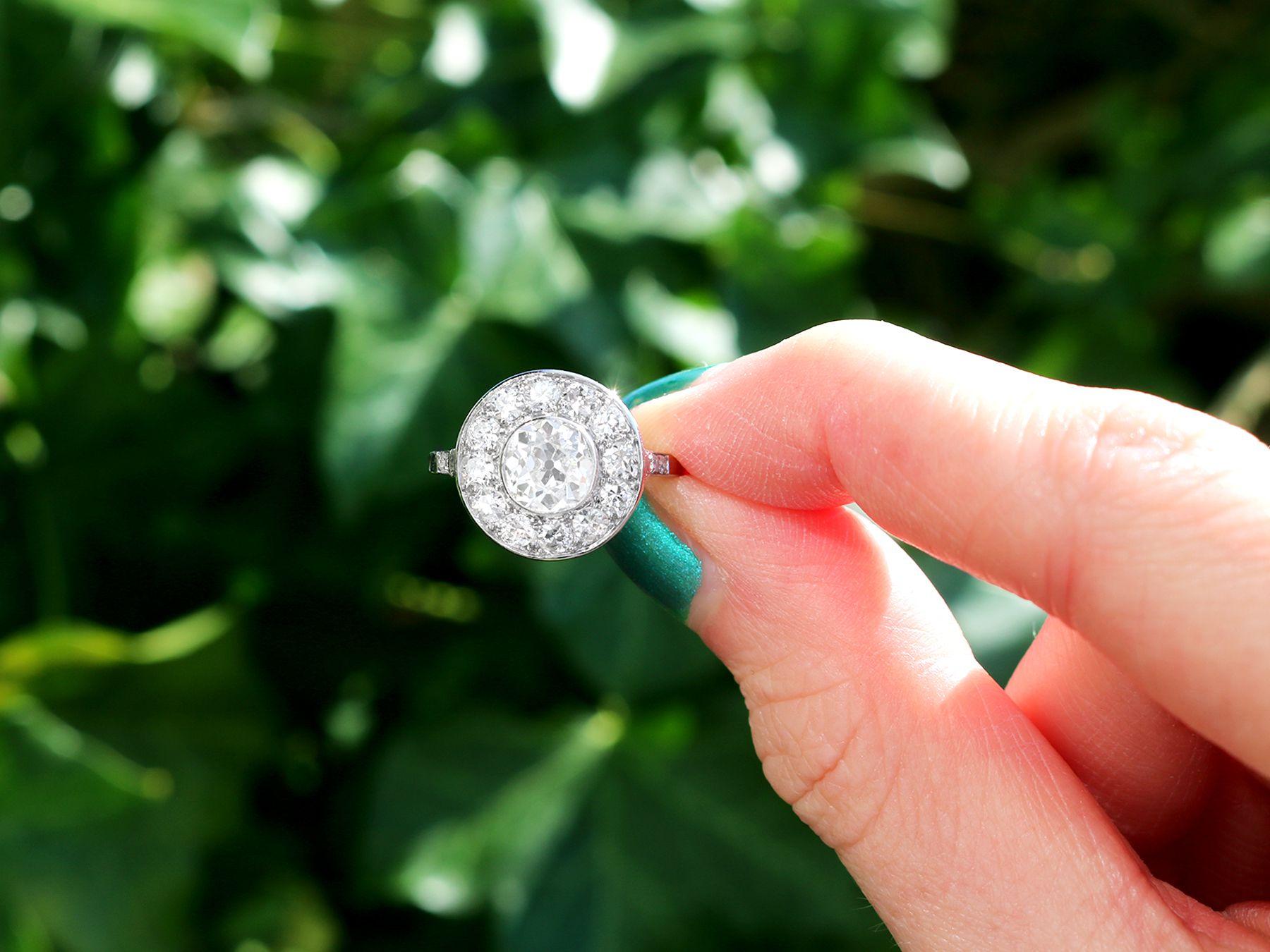 Uno splendido, raffinato e impressionante anello a grappolo in platino e diamanti antico degli anni '30 da 2,37 carati; fa parte delle nostre diverse collezioni di gioielli antichi e di gioielli di proprietà.

Questo splendido anello con diamante