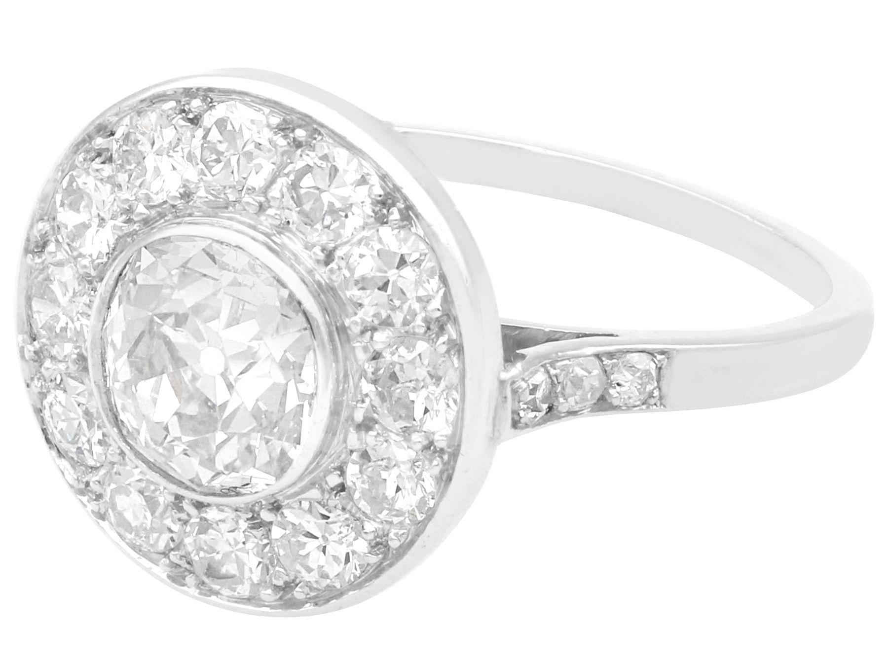 Anello antico con cluster di diamanti da 2,37 carati in platino - CIRCA 1930 in vendita 1