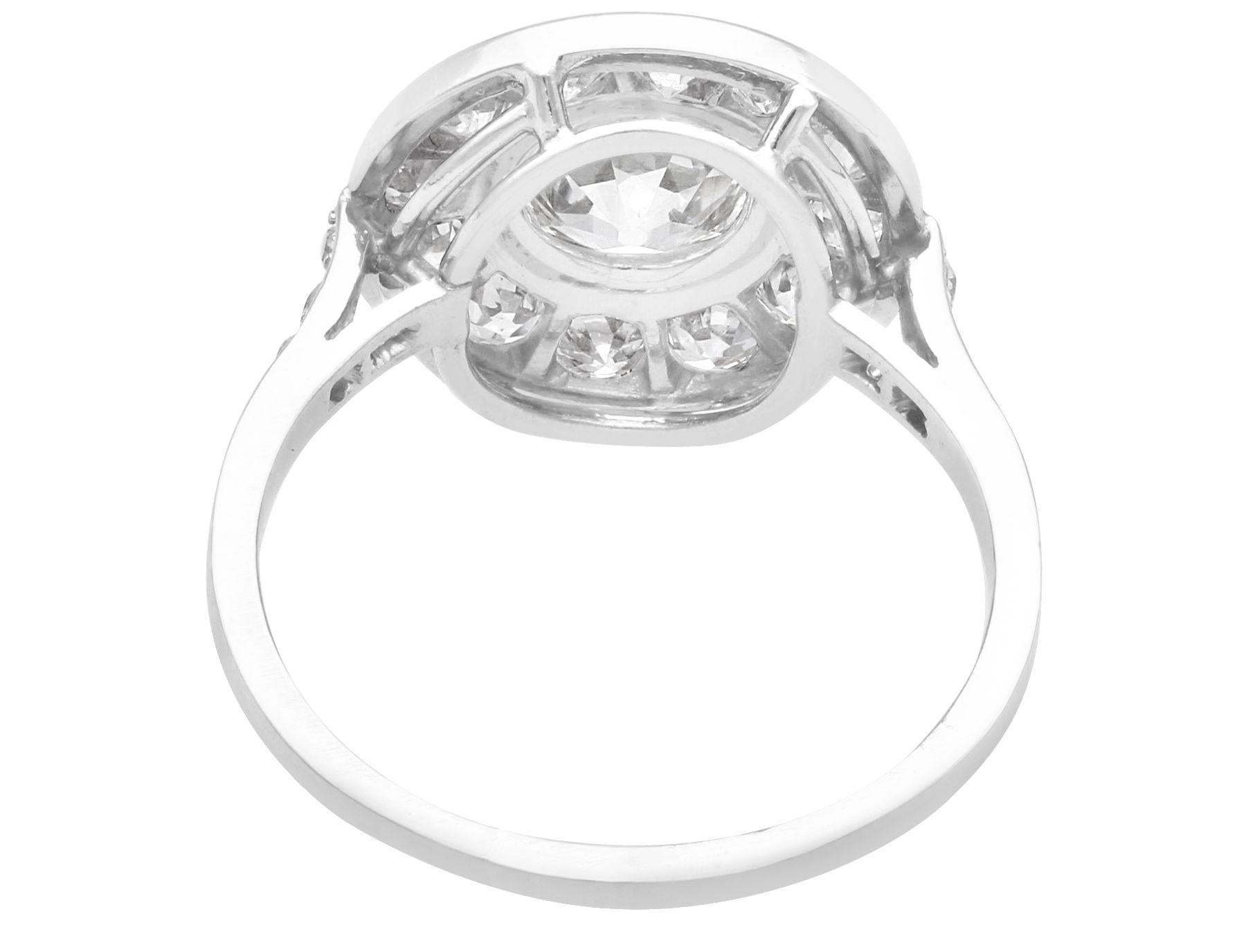 Anello antico con cluster di diamanti da 2,37 carati in platino - CIRCA 1930 in vendita 2