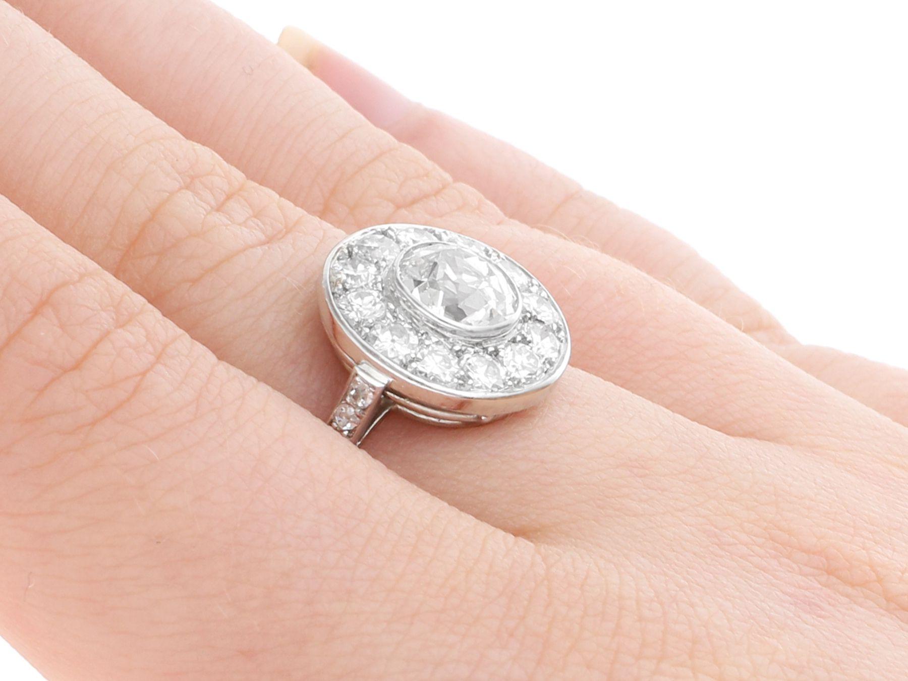 Anello antico con cluster di diamanti da 2,37 carati in platino - CIRCA 1930 in vendita 5