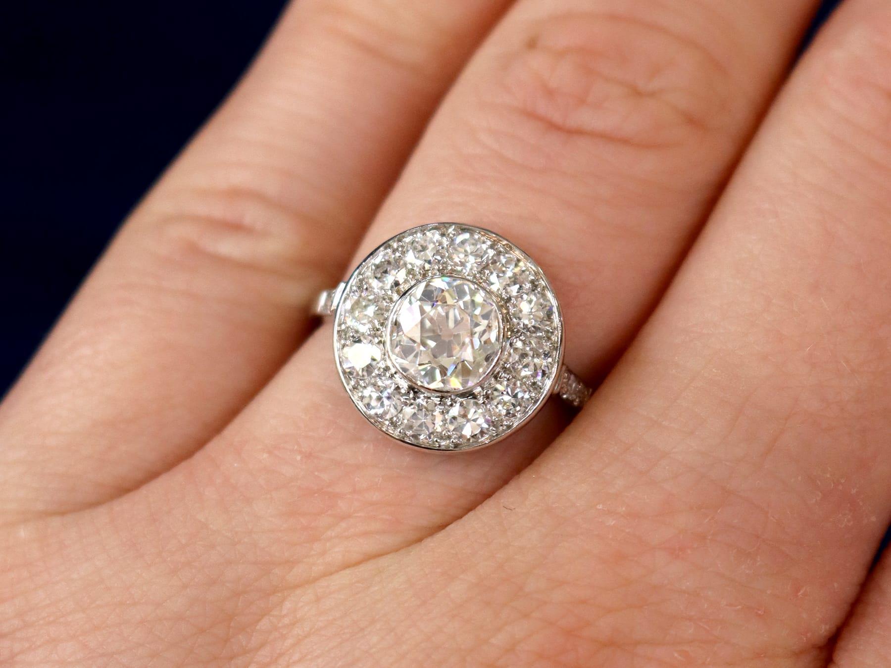 Anello antico con cluster di diamanti da 2,37 carati in platino - CIRCA 1930 In condizioni ottime in vendita a Jesmond, Newcastle Upon Tyne