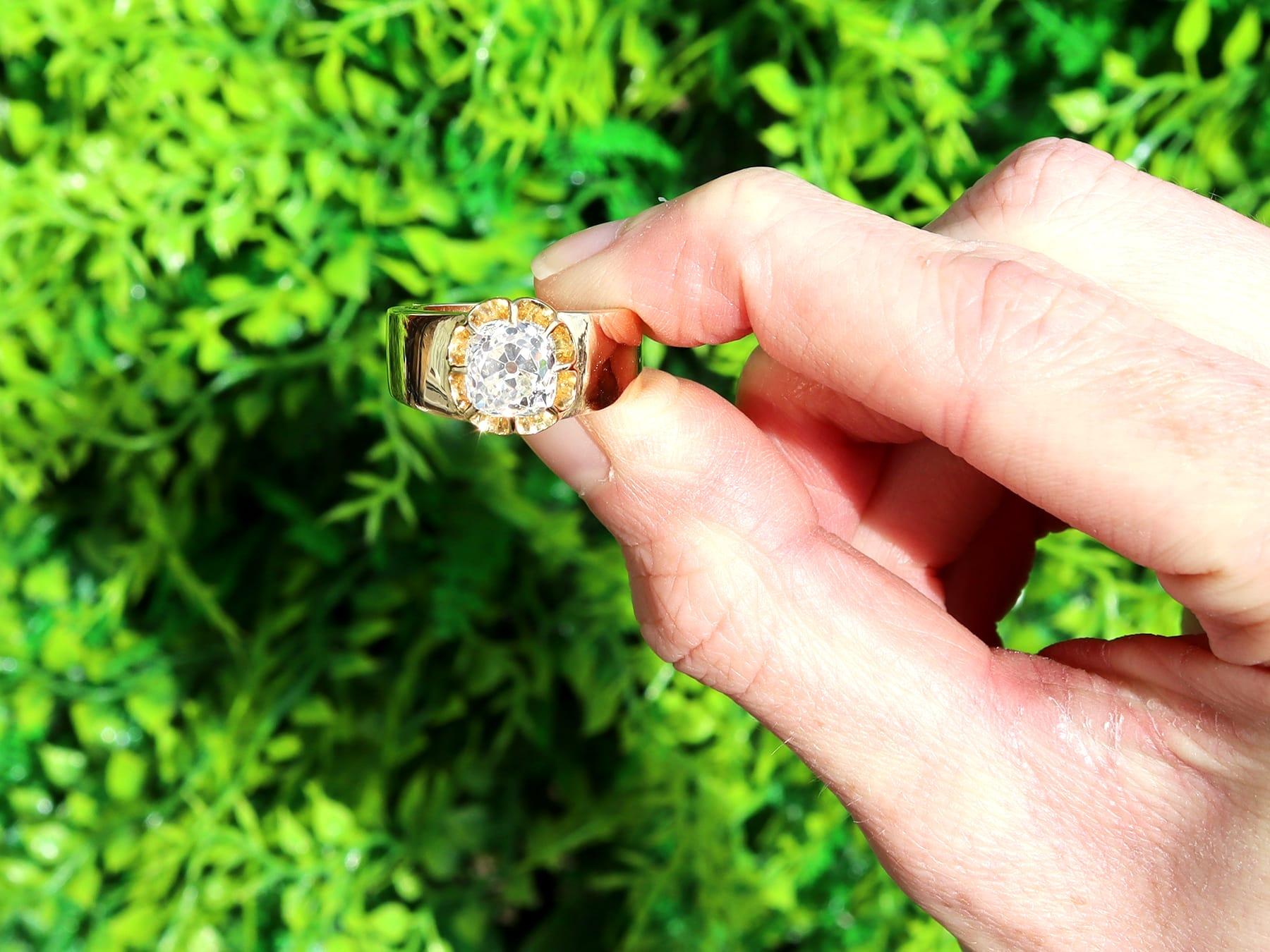 Un impresionante anillo solitario antiguo unisex de diamantes de 2,38 quilates y oro amarillo de 18 quilates; forma parte de nuestra variada colección de joyas antiguas y joyas de herencia.

Este impresionante anillo de compromiso solitario unisex