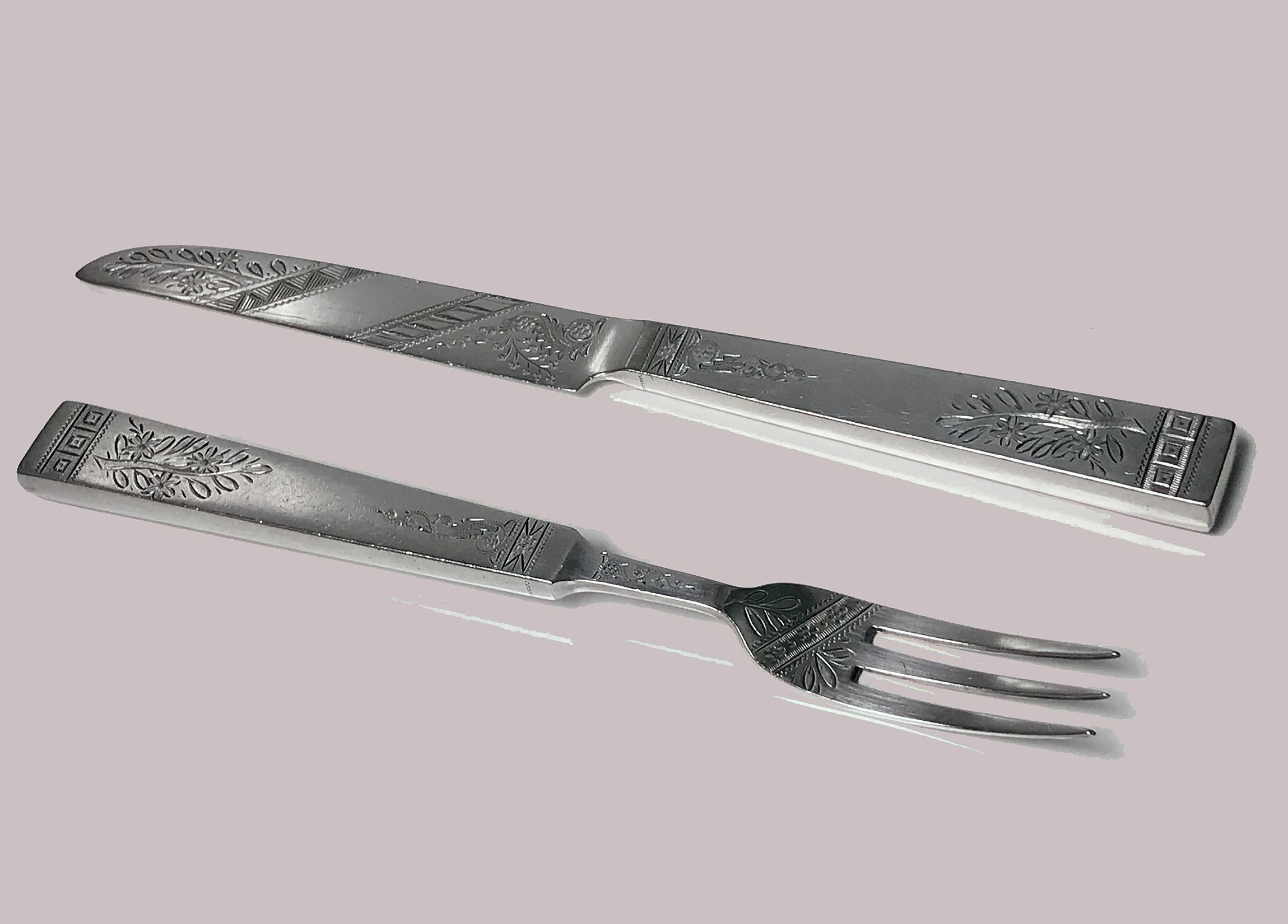 Satz von 24 antiken englischen Dessertmessern und -gabeln aus Silberblech, um 1853, Martin Hall & Co. Das Service besteht aus 12 Messern und 12 Gabeln mit spitz zulaufenden, viereckigen Griffen; die Griffe, Zinken und Klingen sind mit stilisierten