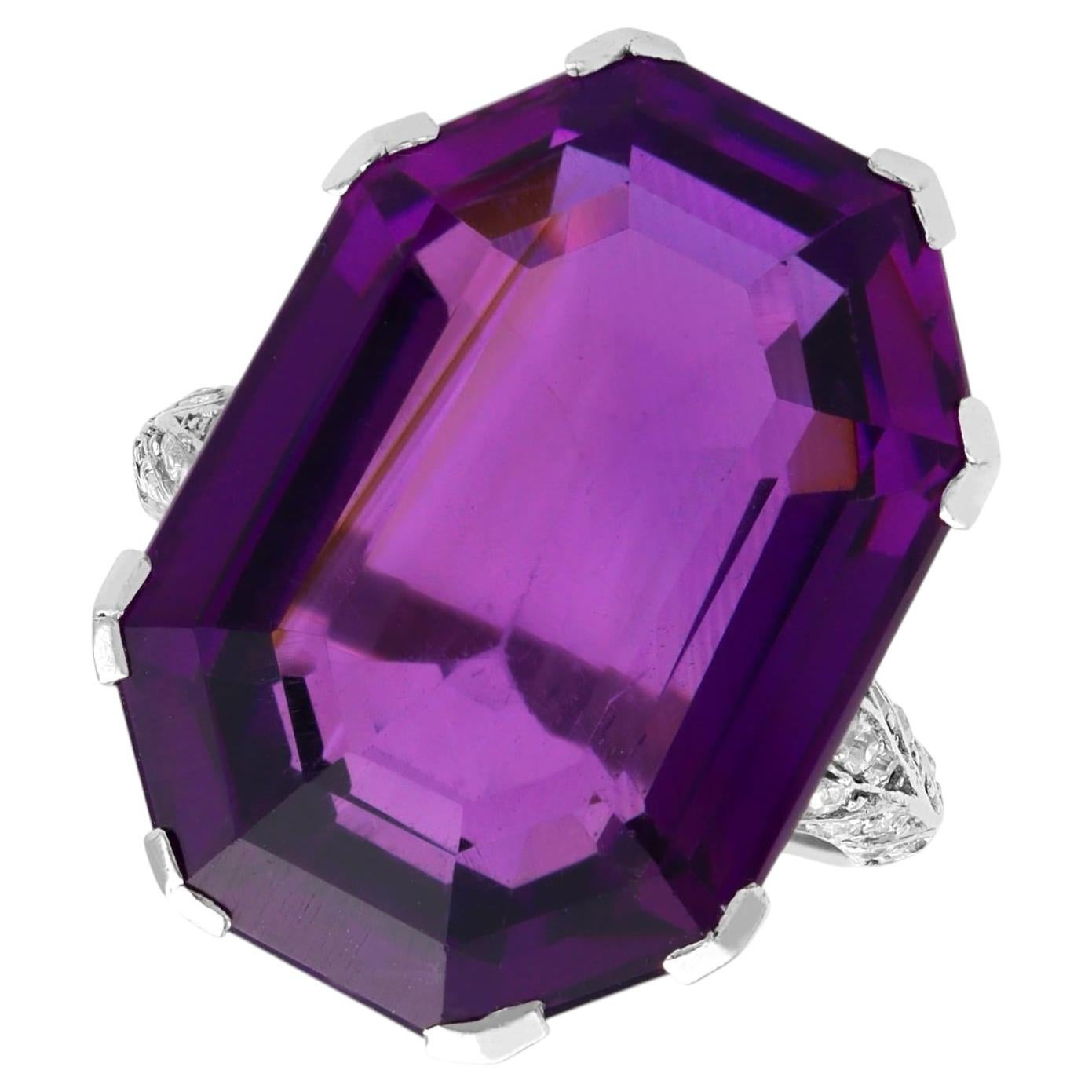 Bague ancienne en platine avec améthyste de 24,02 carats et diamant de 0,28 carat Circa 1925 en vente