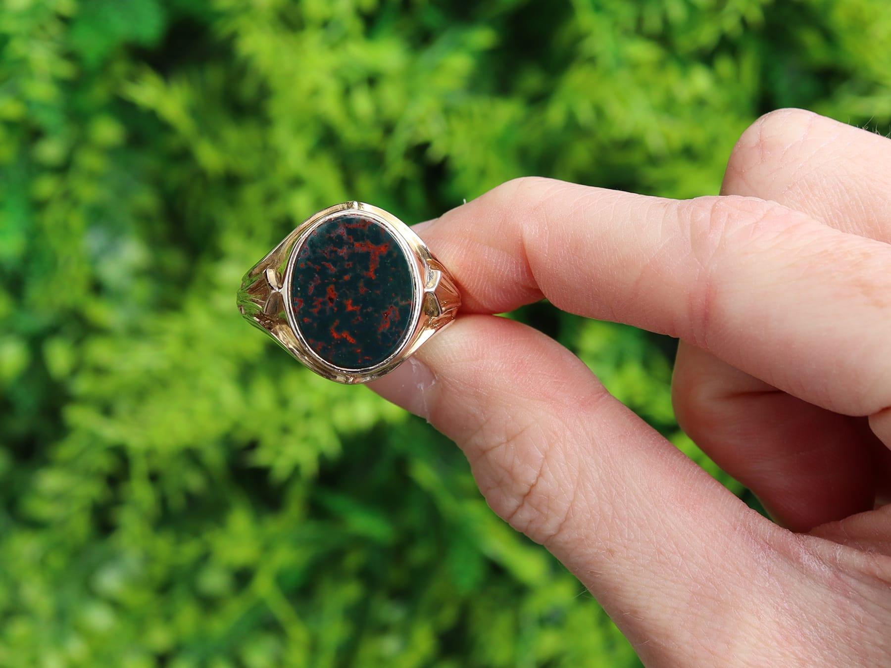 Un impresionante anillo de sello de oro amarillo de 14 quilates y piedra de sangre de 2,42 quilates, que forma parte de nuestra variada colección de anillos de sello antiguos.

Este fino e impresionante anillo de sello antiguo ha sido elaborado en