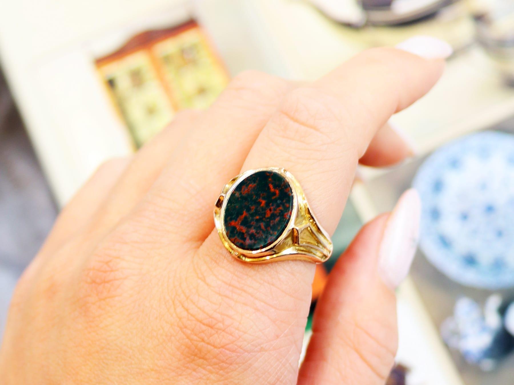 Anillo antiguo de piedra de sangre de 2,42 quilates y oro amarillo de 14 quilates en Excelente estado para la venta en Jesmond, Newcastle Upon Tyne