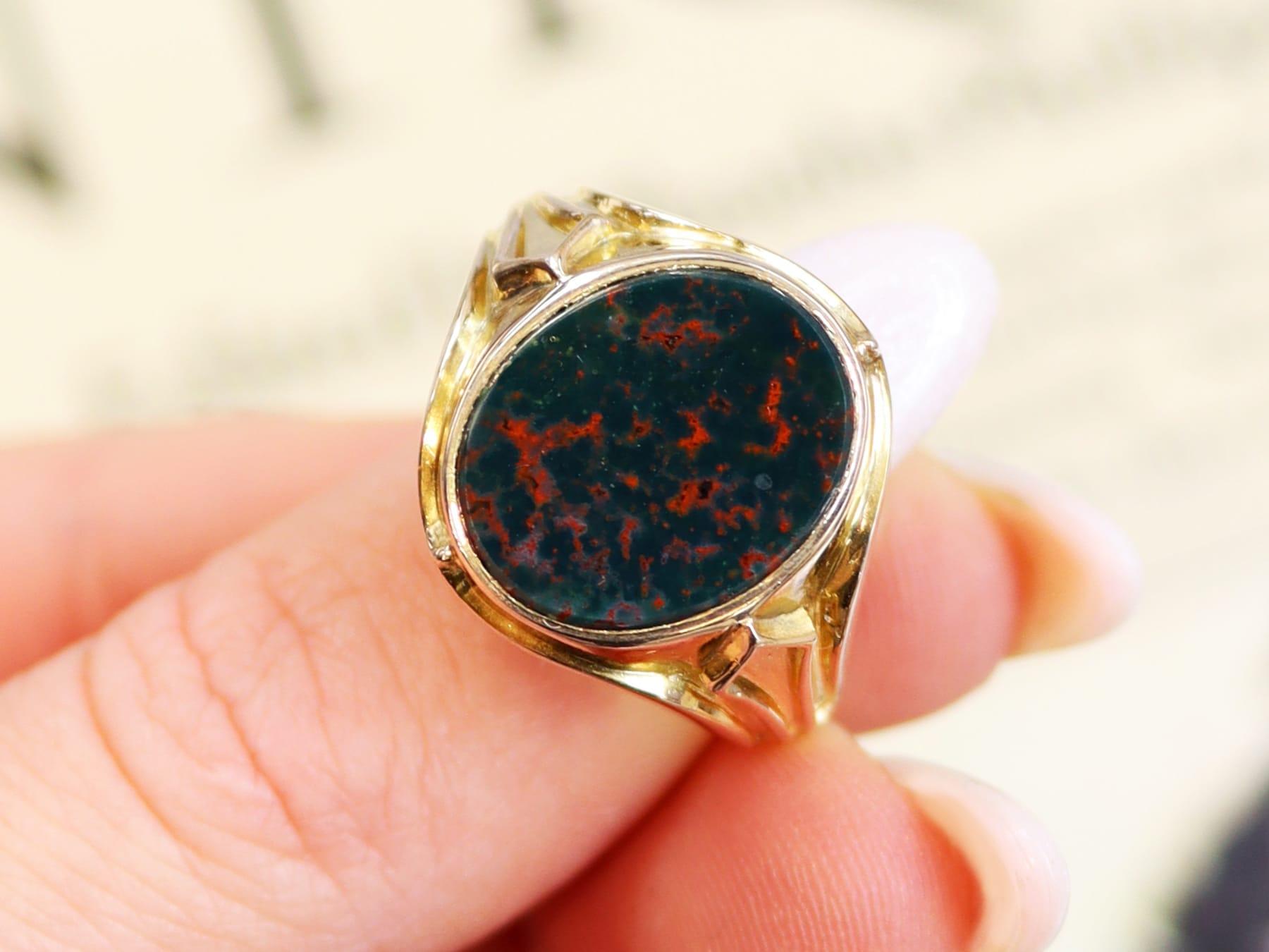 Femenino o masculino Anillo antiguo de piedra de sangre de 2,42 quilates y oro amarillo de 14 quilates en venta